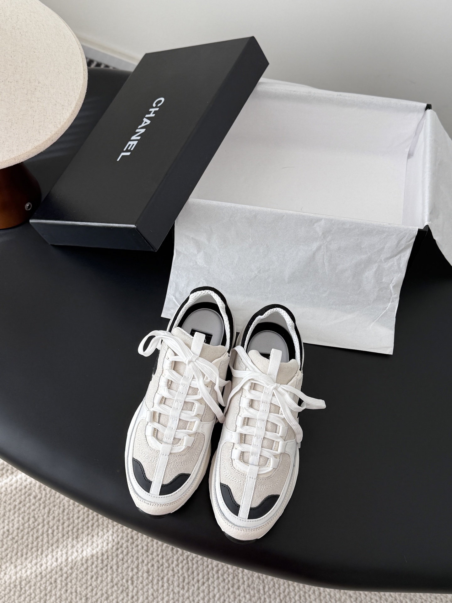 NO:617022,Chanel 25C new casual shoes. Versatile white shoes. You can’t go wrong with styles. The contrasting colors are full of energy. The logo embossed on the side is very delicate. The upper is made of original custom materials. Original outsole. Size: 35-40, casual shoes/sports shoes, chanel, sneakers19860909Chanel 25C新款休闲鞋 百搭小白鞋 款式搭配不会出错 撞色搭配活力满满啊 侧面压印logo 上脚很秀气 鞋面原版定制材料 原版大底 Size:35-40,休闲鞋/运动鞋,chanel,sneakers,Women's Shoes