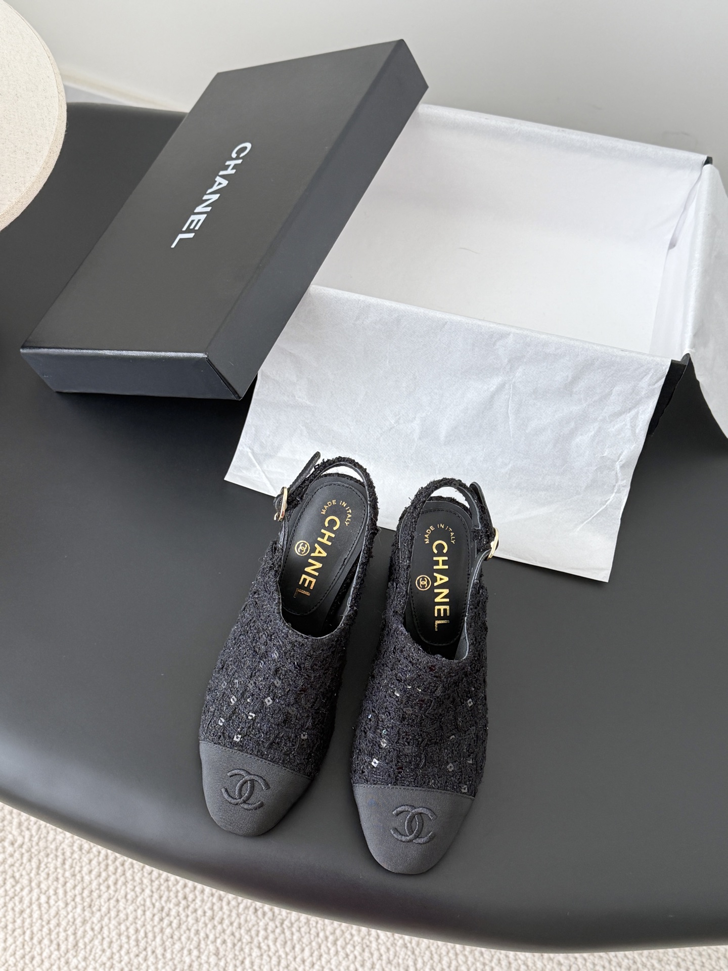 NO:617045,Chanel25 new high-heeled sandals, high version, high quality, available in all colors~ Heel hardware embellishment, full of details!  Leather upper/customized fabric, sheepskin lining, leather outsole Size: 35-39, other sizes customized, sandals, chanel, sandals, sheepskin, Leather soles19860909Chanel25新款高跟凉鞋 高版本高品质,全颜色做齐全～ 鞋跟五金点缀 细节拉满！ 鞋面真皮/定制面料 内里羊皮 真皮大底 Size:35-39 其他码数定做,凉鞋,chanel,sandals,sheepskin,Leather soles,Women's Shoes