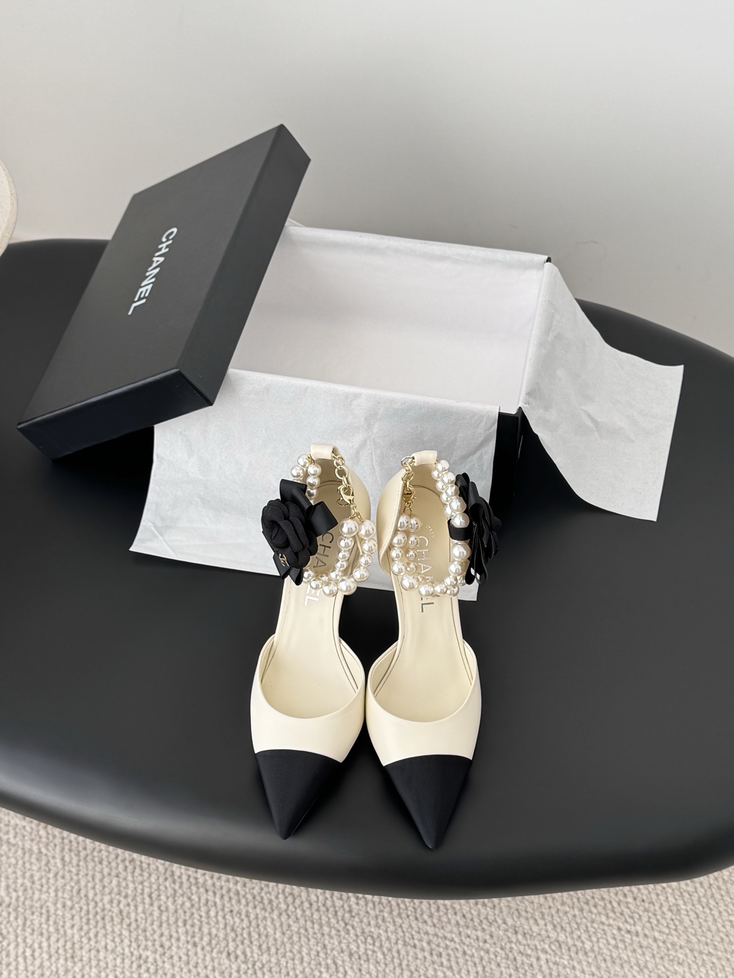 NO:628555,Chanel 25K new pearl chain shoes, pearl + chain combination, high-end retro feel, original molded pearls, genuine leather outsole Size: 35-39, other sizes are customized, sandals, chanel, sandals, Leather soles19860909Chanel 25K新款珍珠链条单鞋 珍珠+链条搭配 高级复古感 原版开模珍珠 真皮大底 Size:35-39 其他码数定做,凉鞋,chanel,sandals,Leather soles,Women's Shoes