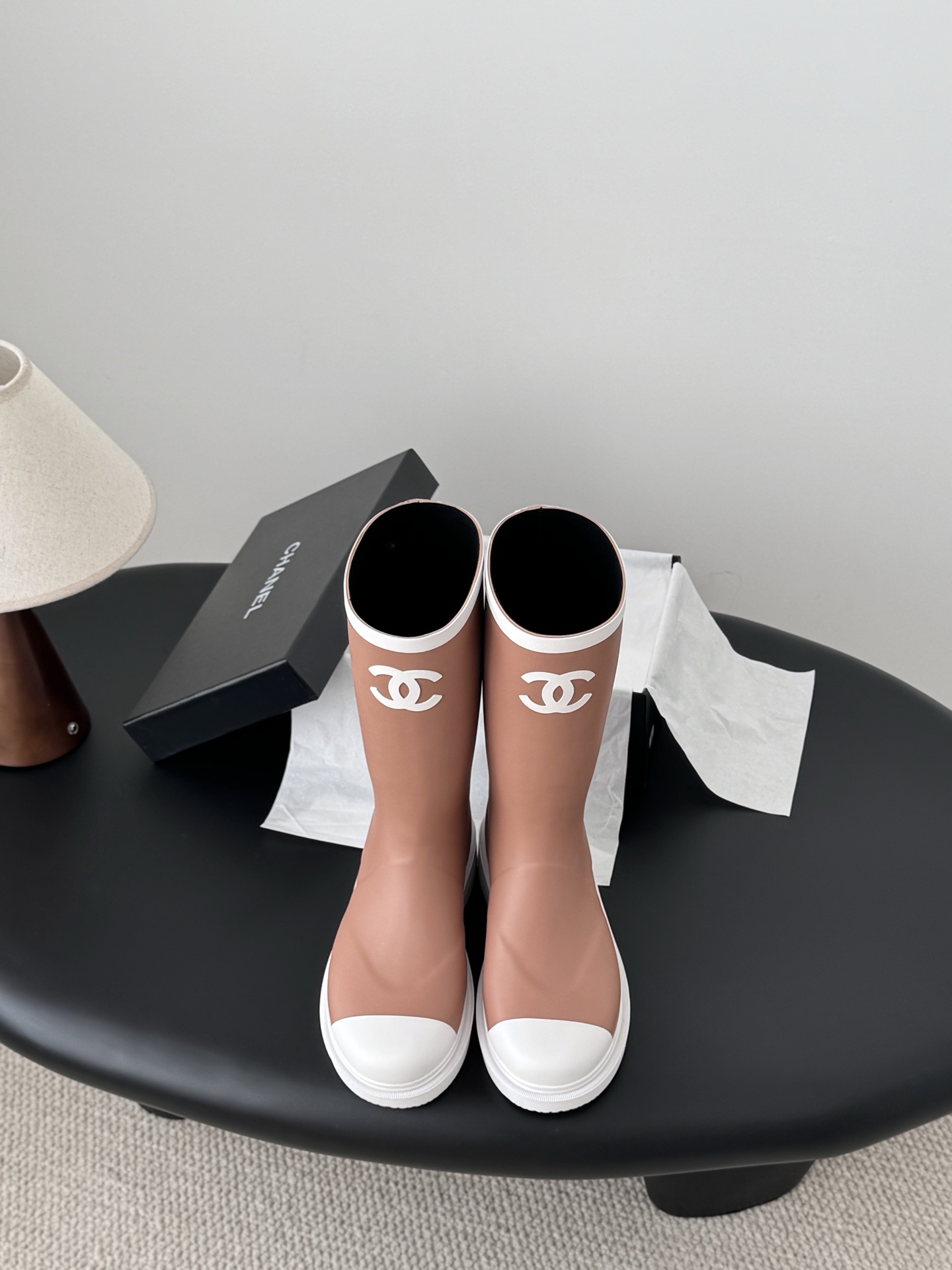 NO:628548,Chanel seamless version of rain boots, the same version as the original version, the same rubber material, softer and more leg-covering, the original method, seamless in the middle!  After more than 2 months, we adjusted the shoe last and details to achieve a qualitative leap, which can satisfy you who pursue perfect details!  Rubber vulcanization process without seams. Rubber vulcanization production process, consistent with the original version. Environmentally friendly rubber material, no odor, consistent with the original version. No seams, consistent with the original version. Sole and boot shaft are combined cold bonding process, non-one-time molding, consistent with the original version. Size: 35-41, boots, chanel, boots, rain boots19860909Chanel 无缝版本雨靴 对版货 原版一致橡胶材质 更软更包脚,原版做法,中间无缝！ 再历经2个多月,从鞋楦、细节等方面调整,实现质的飞跃,可以满足追求细节完美的你！ 无中缝线橡胶硫化工艺 橡胶硫化生产工艺,与原版一致 环保橡胶材质,无异味,与原版一致 无合缝线,与原版一致 鞋底和靴筒是组合冷粘工艺,非一次性成型,与原版一致 Size:35-41,靴子,chanel,boots,rain boots,Women's Shoes