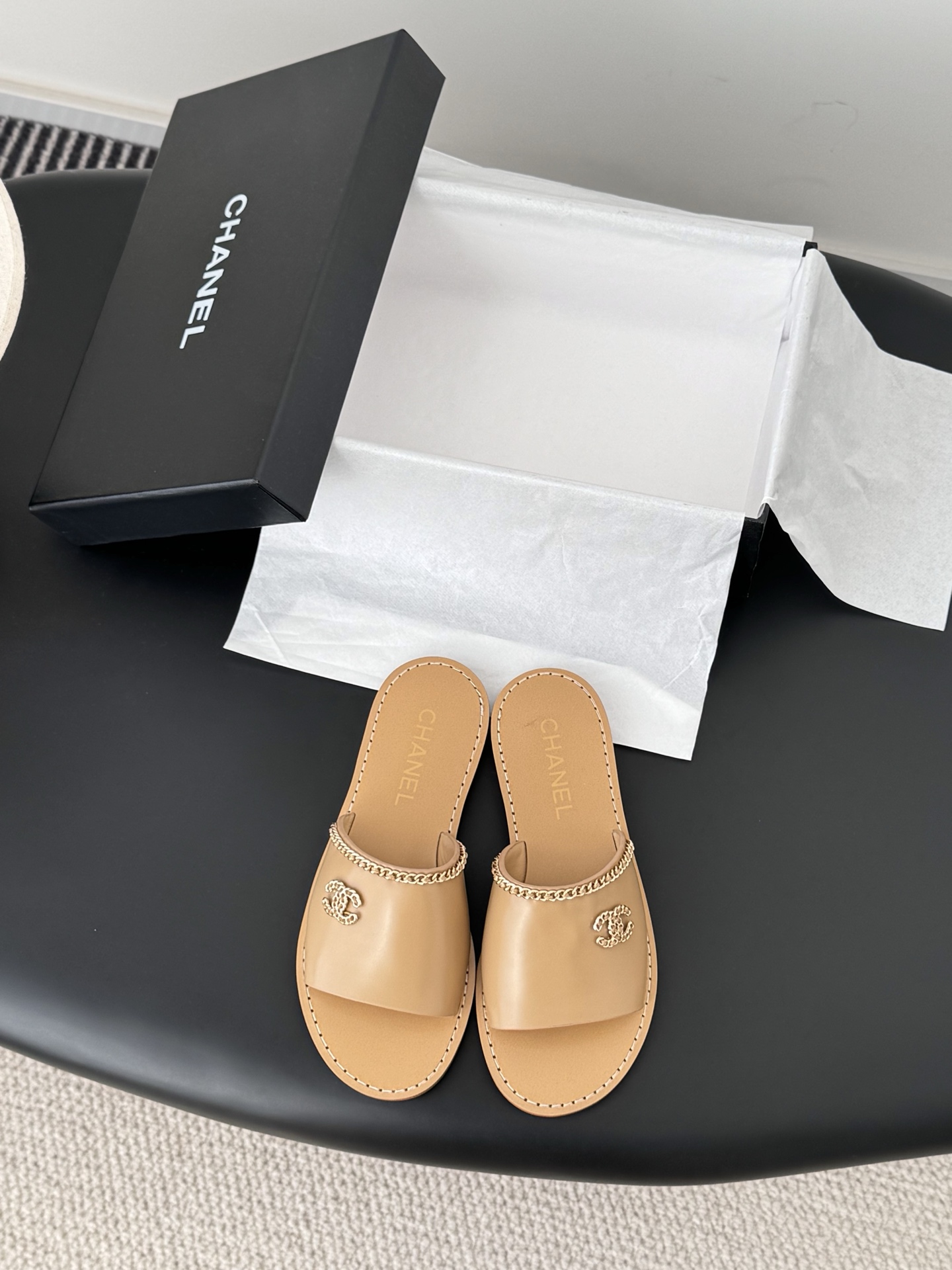 NO:628535,Chanel's 25K spring and summer new chain slippers series. This season's camellia series is really beautiful. The elegant and ladylike temperament of Grandma Xiang's family is full of high-end!  It’s very nice on the feet~ Whether worn barefoot or paired with skirts or trousers, it’s very versatile!  Incomparably beautiful!  Specially made of imported lambskin for the upper, mixed sheepskin for the lining, Italian grade A genuine leather outsole Size 35-39 (customized 40/41), slippers, chanel, slippers, skirts, sheepskin, Leather soles19860909Chanel 25K春夏新品链条拖鞋系列 这一季山茶花系列真的超美 香奶奶家一贯的优雅名媛气质 高级感十足！上脚非常nice～ 不管光脚穿或搭配裙装、裤装、 都非常百搭！无敌美！特别仙 鞋面采用进口小羊皮 内里垫脚混种羊皮 意大利A级真皮大底 Size35-39（40/41定制）,拖鞋,chanel,slippers,skirts,sheepskin,Leather soles,Women's Shoes