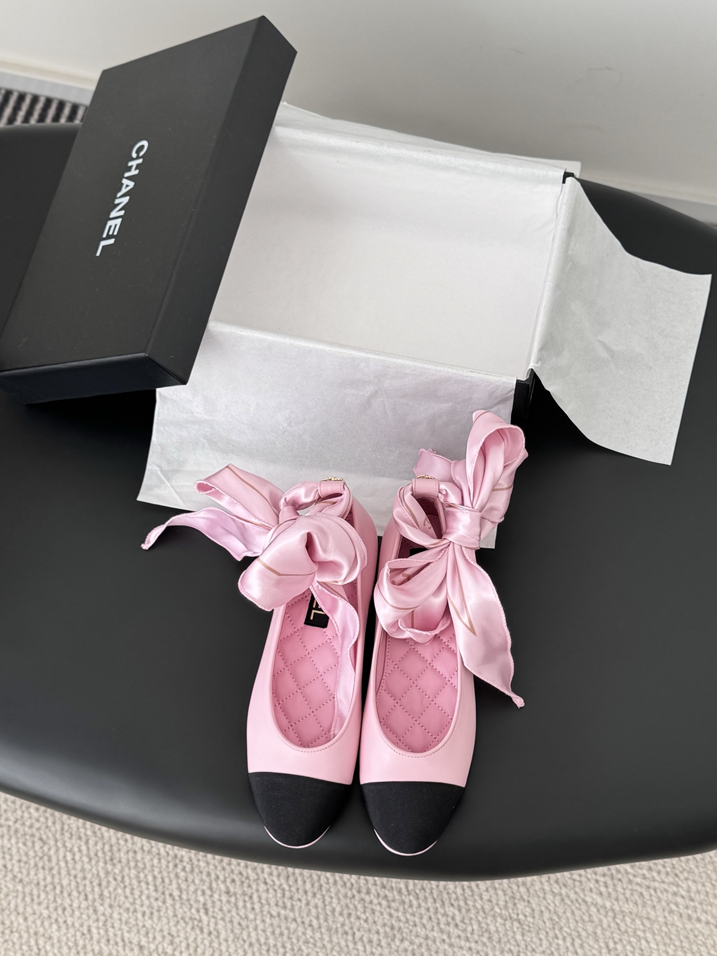 NO:628528,Chanel 25B Mary Jane shoes with ribbon, simple yet sweet and playful!  Three-dimensional electric embroidery logo, solid color fabric is refreshing and easy to wear, with buttons for more heeling. Sheepskin lining, genuine leather outsole Size: 35-39 Other sizes are customized, single shoes Mary Jane, chanel, mary jane, sheepskin, Leather soles19860909配丝带 Chanel 25B玛丽珍单鞋 简约又不失甜美俏皮！ 立体电绣logo,纯色面料清爽易搭,搭配扣子更加跟脚.内里羊皮 真皮大底 Size:35-39 其他码数定做,单鞋玛丽珍,chanel,mary jane,sheepskin,Leather soles,Women's Shoes