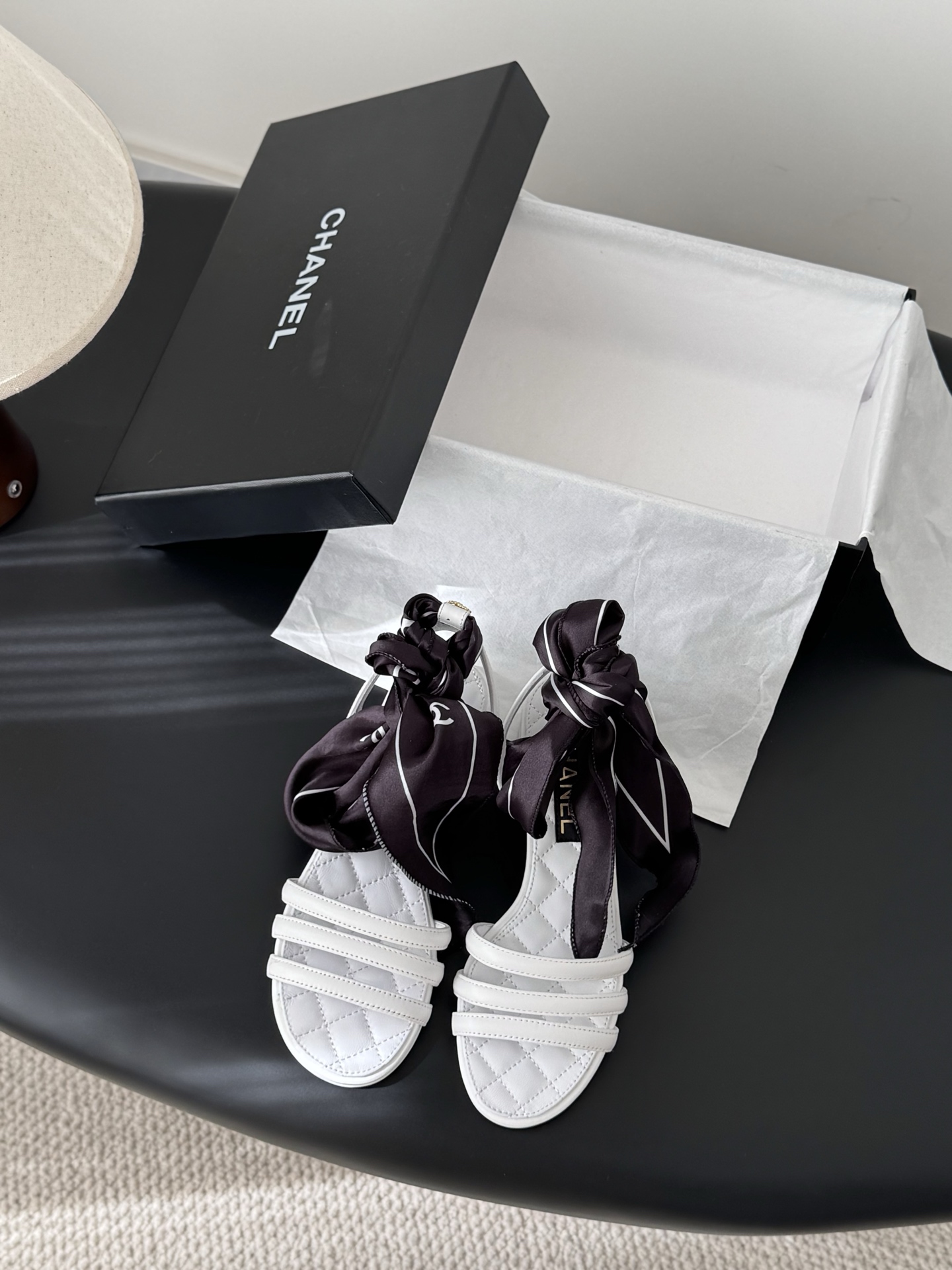 NO:628521,Chanel 25K new spring and summer camellia sandals series. This season's camellia series is really beautiful. The elegant and ladylike temperament of Grandma Xiang's family is full of high-end!  It’s very nice on the feet~ Whether worn barefoot or paired with skirts or trousers, it’s very versatile!  Incomparably beautiful!  Specially made of imported lambskin for the upper, mixed sheepskin for the lining, Italian grade A genuine leather outsole, heel height 2.5 4.5 8.5 Size35-39 (customized 40/41), high heels sandals, chanel, sandals, high heels, skirts, sheepskin, Leather soles19860909Chanel 25K春夏新品山茶花凉鞋系列 这一季山茶花系列真的超美 香奶奶家一贯的优雅名媛气质 高级感十足！上脚非常nice～ 不管光脚穿或搭配裙装、裤装、 都非常百搭！无敌美！特别仙 鞋面采用进口小羊皮 内里垫脚混种羊皮 意大利A级真皮大底 跟高2.5 4.5 8.5 Size35-39（40/41定制）,高跟鞋凉鞋,chanel,sandals,high heels,skirts,sheepskin,Leather soles,Women's Shoes