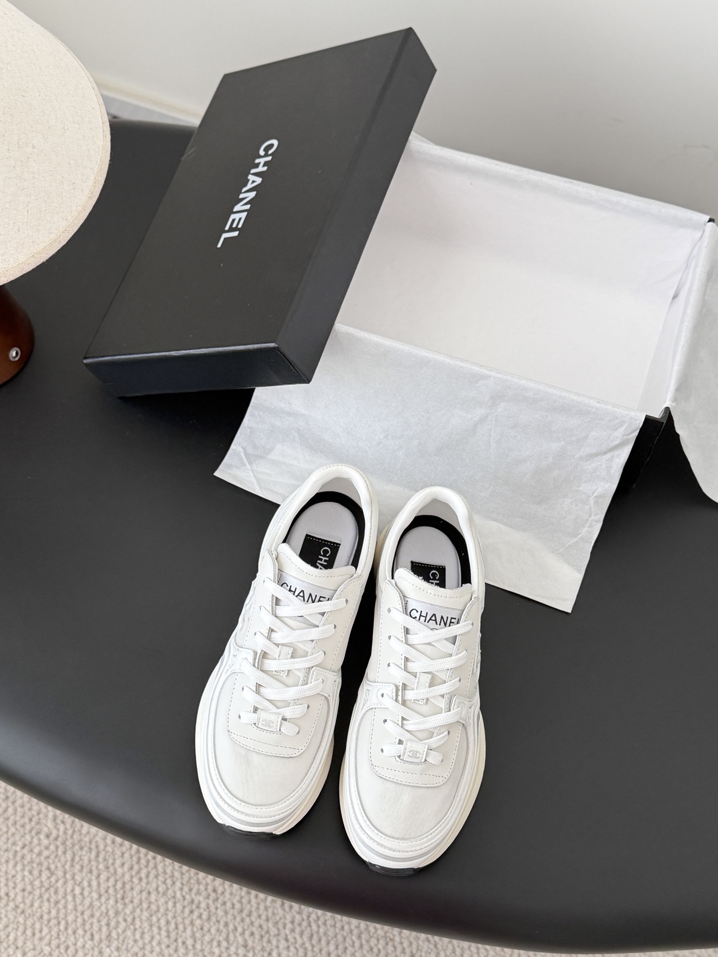 NO:631050,Chanel 26c early spring new silver horn king, versatile white shoes, you can't go wrong with the styles. The contrasting colors are full of vitality. The logo embossed on the side is very delicate on the feet. Original customized material for the upper. Original outsole Size: 35-40, casual shoes/sports shoes, chanel, alexander wang, sneakers19860909Chanel 26c早春新款银角大王 百搭小白鞋 款式搭配不会出错 撞色搭配活力满满啊 侧面压印logo 上脚很秀气 鞋面原版定制材料 原版大底 Size:35-40,休闲鞋/运动鞋,chanel,alexander wang,sneakers,Women's Shoes