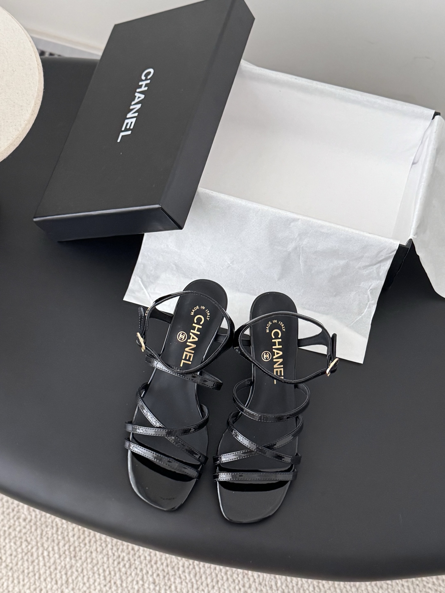 NO:631048,Chanel 25P new double C sandals, spring and summer new style, high version and high quality. Upper cowhide, foot pad sheepskin, leather outsole. 7/9cm Size: 35-39 Other sizes are customized, high heels and sandals, chanel, sandals, high heels, cowhide, sheepskin, Leather soles19860909Chanel 25P新款双C凉鞋 春夏新款,高版本高品质. 鞋面牛皮,垫脚羊皮,真皮大底.7/9cm Size:35-39 其他码数定做,高跟鞋凉鞋,chanel,sandals,high heels,cowhide,sheepskin,Leather soles,Women's Shoes