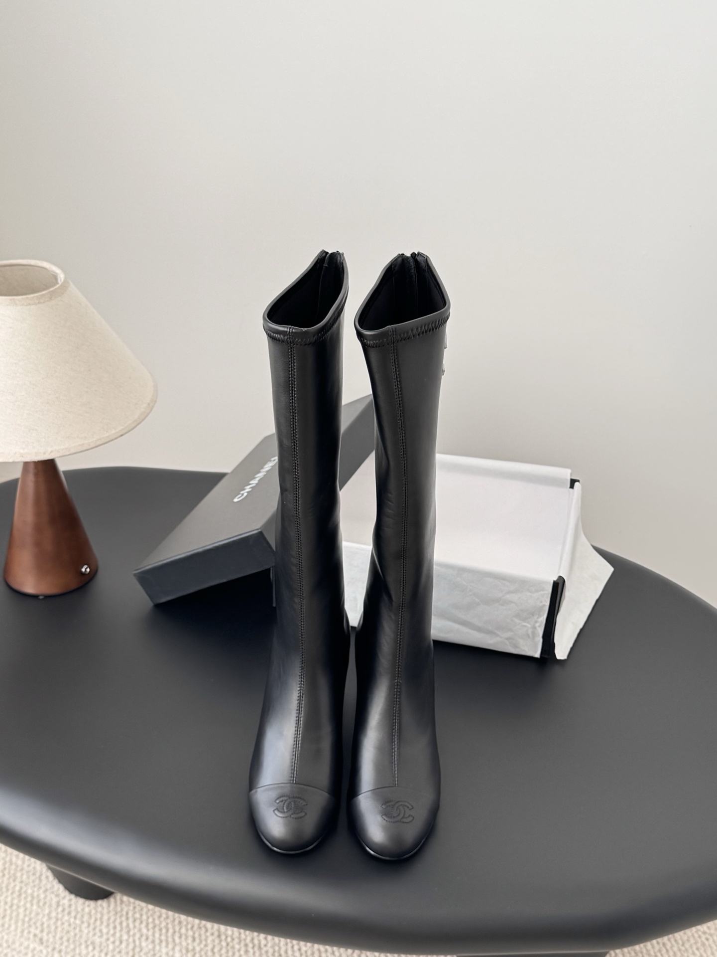 NO:646909,Chanel 25K new autumn and winter pearl boots Highlights Giant pearls Original molded pearls Genuine leather outsole Size: 35-39 Other sizes are customized, boots, chanel, boots, Leather soles19860909Chanel 25K秋冬新款珍珠靴子 精彩亮点 巨型珍珠 原版开模珍珠 真皮大底 Size:35-39 其他码数定做,靴子,chanel,boots,Leather soles,Women's Shoes