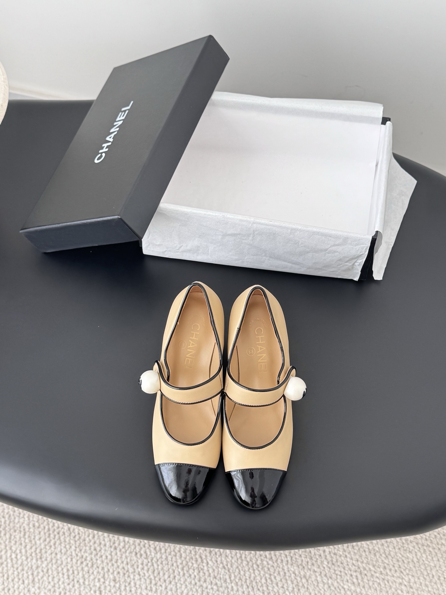 NO:646899,Chanel 25 new pearl Mary Jane shoes, the leather texture is super good, and the upper foot is delicate~ Calf leather upper, sheepskin lining, original outsole!  Size: 35-39 Other sizes are determined, single shoes, chanel, mary jane, cowhide, sheepskin19860909Chanel 25新款珍珠玛丽珍单鞋 皮料质感超好,上脚秀气～ 鞋面小牛皮,内里羊皮,原版大底！ Size:35-39 其它码数定,单鞋,chanel,mary jane,cowhide,sheepskin,Women's Shoes