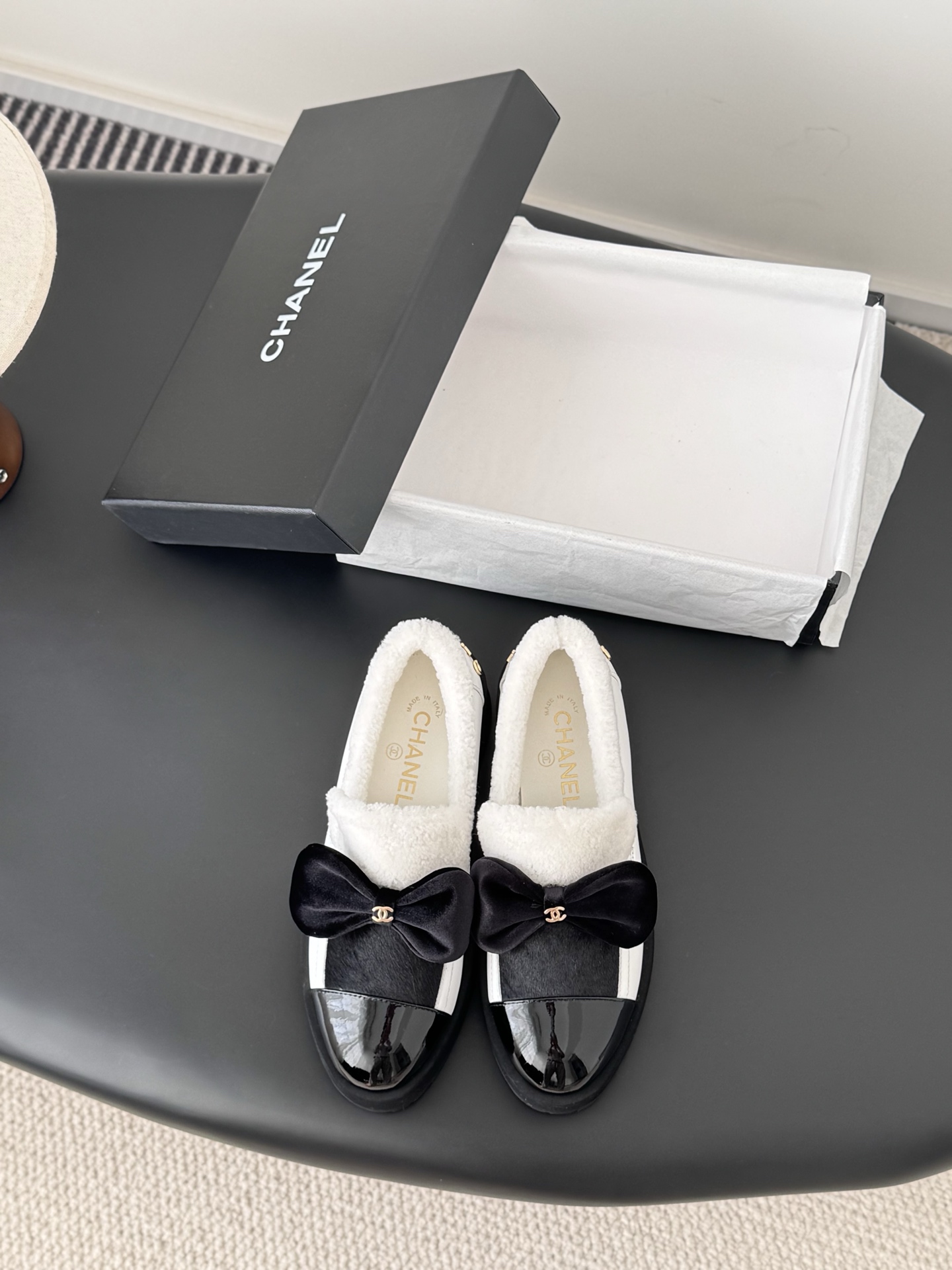 NO:646904,Real wool version Chanel 25K new furry shoes for autumn and winter. Furry boots are still very suitable for autumn and winter~ Wool upper, sheepskin lining, original outsole Size: 35-39 Other sizes are customized, single shoes, chanel, boots, sheepskin19860909真毛版本 Chanel 25K秋冬新款毛茸茸单鞋 毛毛靴还是很适合秋冬的～ 鞋面羊毛 内里羊皮 原版大底 Size:35-39 其他码数定做,单鞋,chanel,boots,sheepskin,Women's Shoes