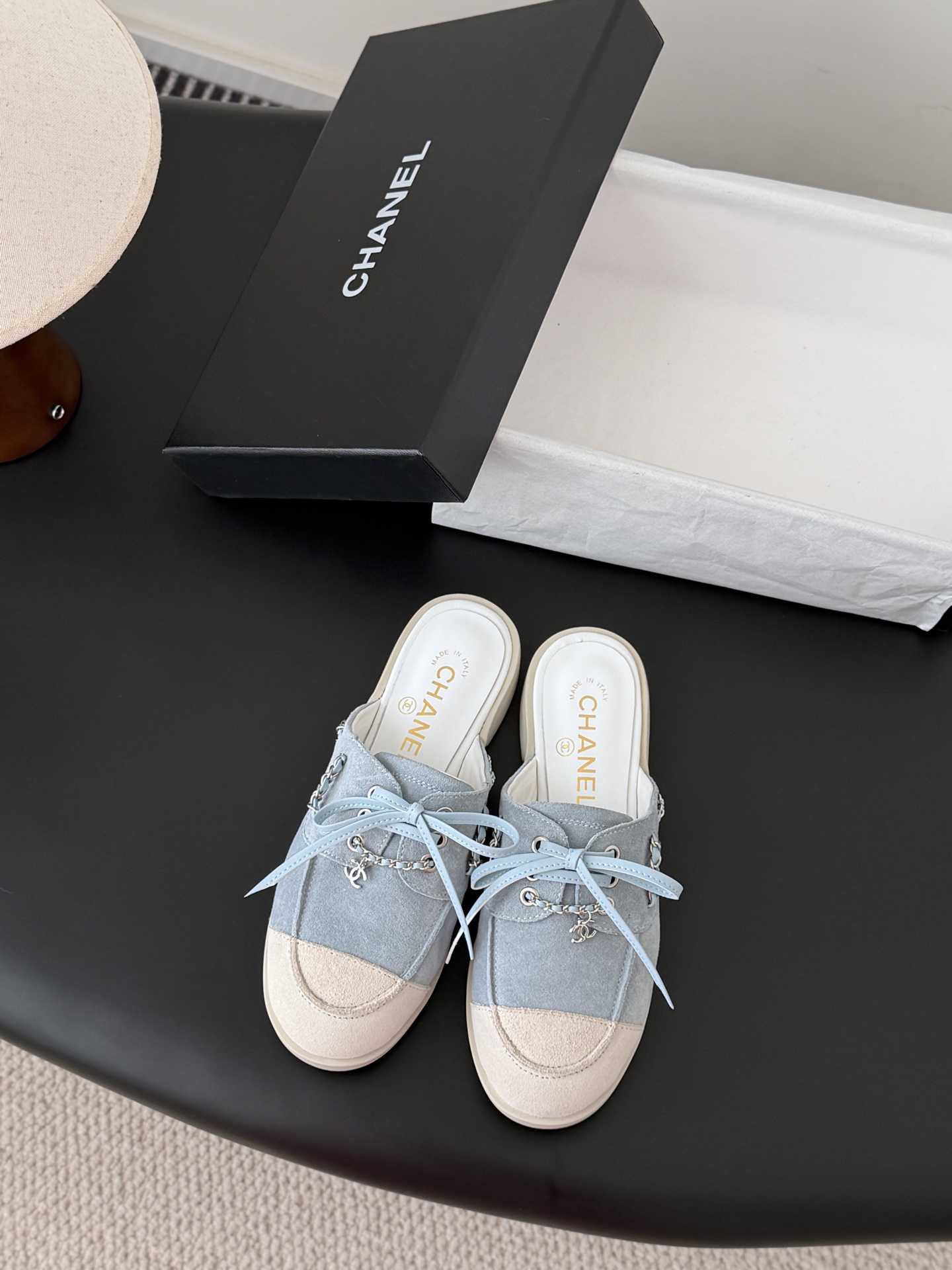 NO:648610,Chanel 26C new casual shoes have a holiday and casual style, and the colors are relatively light and bright. This season's shoes really surprised me. They retain the classic elements of Xiaoxiang's double-headed shoes and apply them to different styles of shoes. They are extremely versatile and comfortable. My heart is really touched. Suede upper, sheepskin lining, original outsole  Size: 35-40, loafers, chanel, loafers, sheepskin, chamois leather19860909Chanel 26C新款休闲鞋 偏度假休闲的风格,色彩比较轻快明亮. 这一季的鞋子的的确确让我觉得惊喜,保留了小香双拼头的经典元素,运用在了不同款式的鞋子上,百搭程度和舒适度都很绝,我的心真的是被狠狠拿捏了. 鞋面麂皮 内里羊皮 原版大底 Size:35-40,乐福鞋半拖,chanel,loafers,sheepskin,chamois leather,Women's Shoes