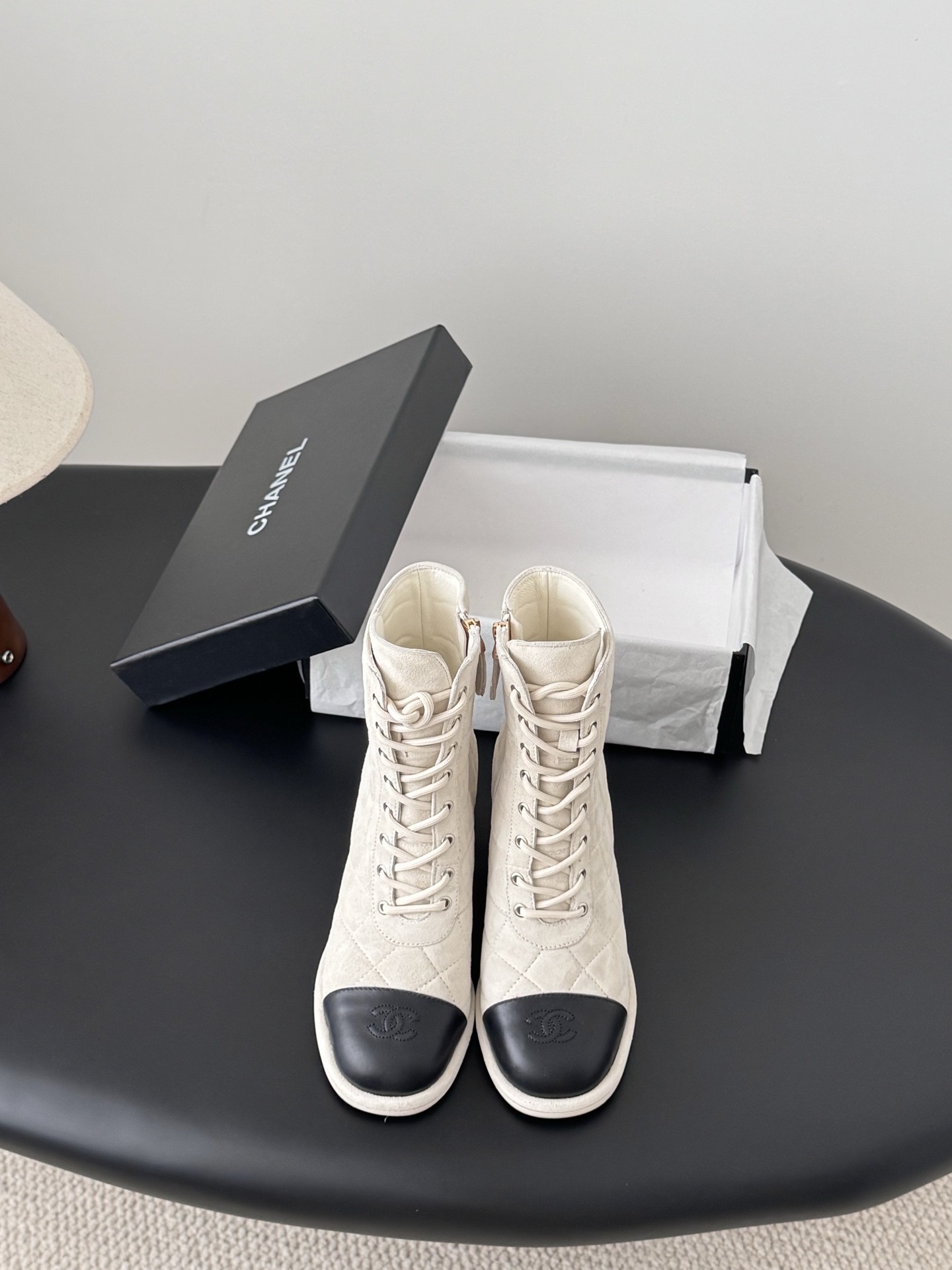 NO:649672,Chanel 25B new autumn and winter boots. This latest pair of boots is so beautiful. The small logo next to the top boots adds small details to the whole. It is not new in China yet. Buy it first and wear it first. The upper is all cowhide, the lining is sheepskin, and the leather outsole Size: 35-39. Other sizes are determined, boots, chanel, boots, cowhide, sheepskin, Leather soles19860909Chanel 25B秋冬新款靴 这双最新款的靴子太好看啦 最上面筒靴旁边的小logo给整体增加了小细节～ 国内还没上新 先买先穿啦 鞋面全牛皮 内里羊皮 真皮大底 Size:35-39 其他码数定,靴子,chanel,boots,cowhide,sheepskin,Leather soles,Women's Shoes