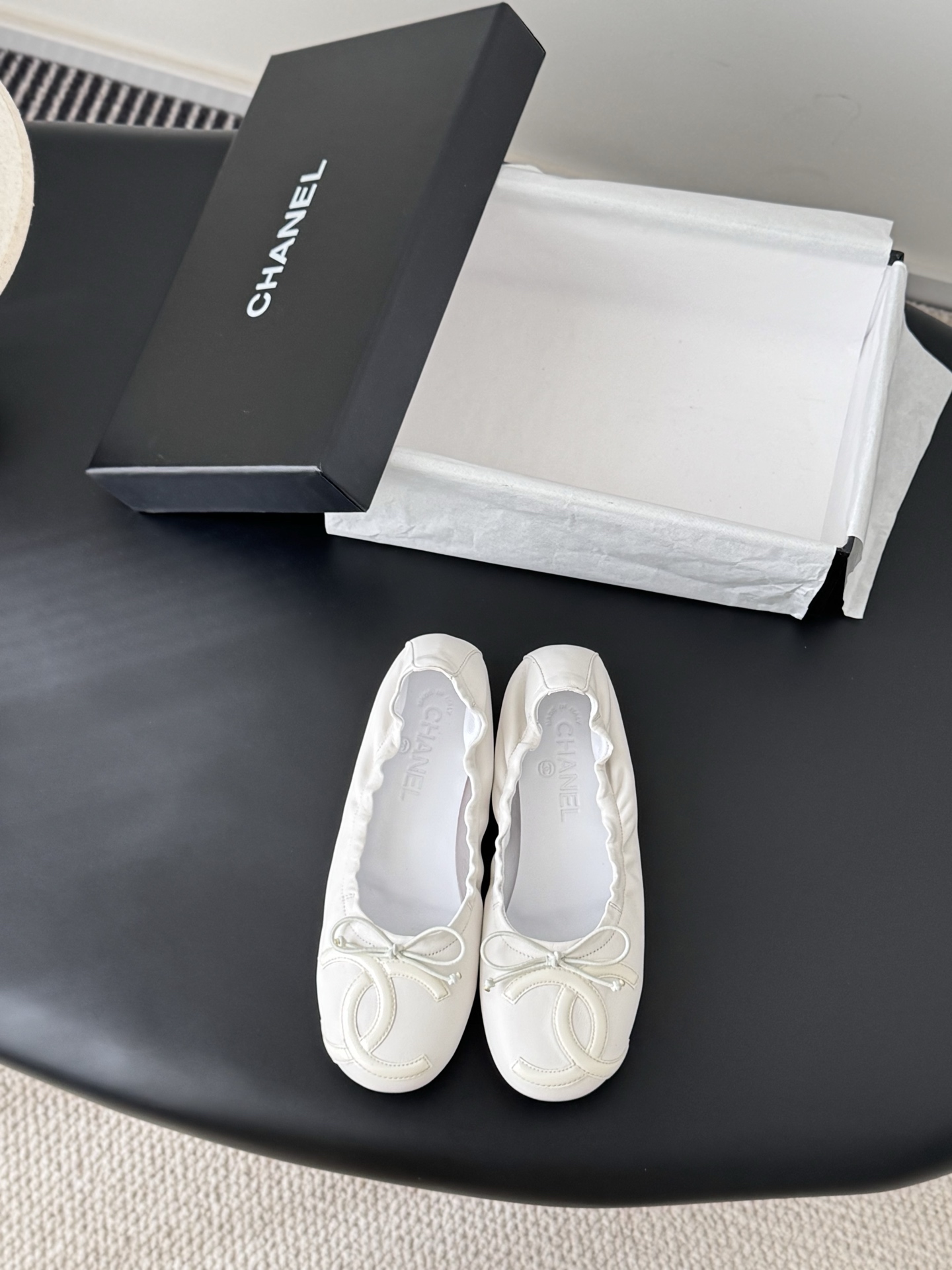 NO:649665,Chanel Vintage middle-aged Kangpeng series of shoes, a simple but not simple model, the upper foot is particularly slim. The upper is cowhide, the lining is sheepskin, and the original outsole. Size: 35-39 Other sizes are customized, single shoes, chanel, cowhide, sheepskin19860909Chanel Vintage中古康鹏系列单鞋 简约而不简单的款,上脚特别显脚细. 鞋面牛皮,内里垫脚羊皮,原版大底. Size:35-39 其它码数定做,单鞋,chanel,cowhide,sheepskin,Women's Shoes