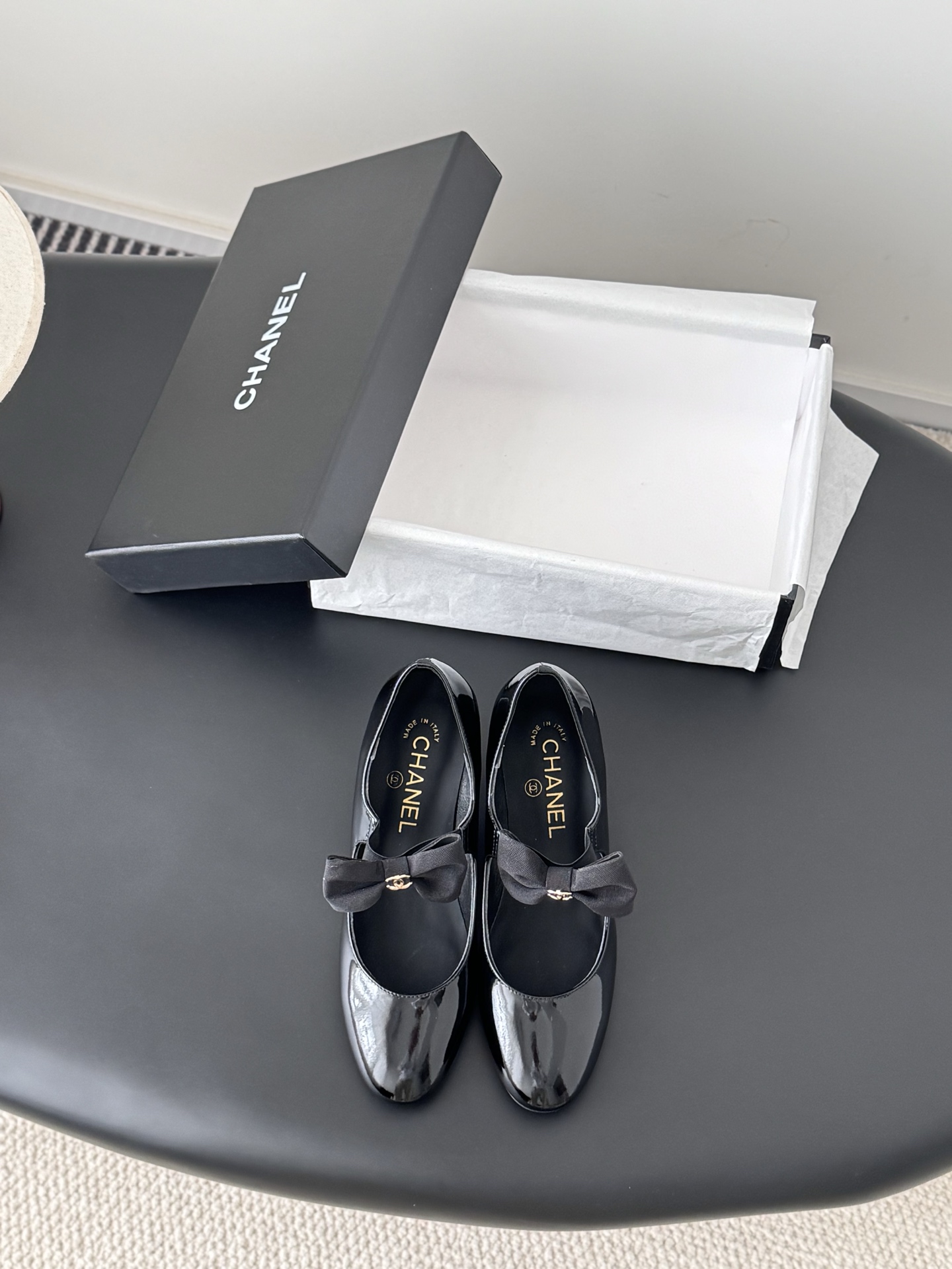 NO:649653,Chanel 25 new pearl Mary Jane shoes, the leather texture is super good, and the upper foot is delicate~ Calf leather upper, sheepskin lining, original outsole!  Size: 35-39 Other sizes are determined, high-heeled shoes, chanel, mary jane, high heels, cowhide, sheepskin19860909Chanel 25新款珍珠玛丽珍单鞋 皮料质感超好,上脚秀气～ 鞋面小牛皮,内里羊皮,原版大底！ Size:35-39 其它码数定,高跟鞋单鞋,chanel,mary jane,high heels,cowhide,sheepskin,Women's Shoes