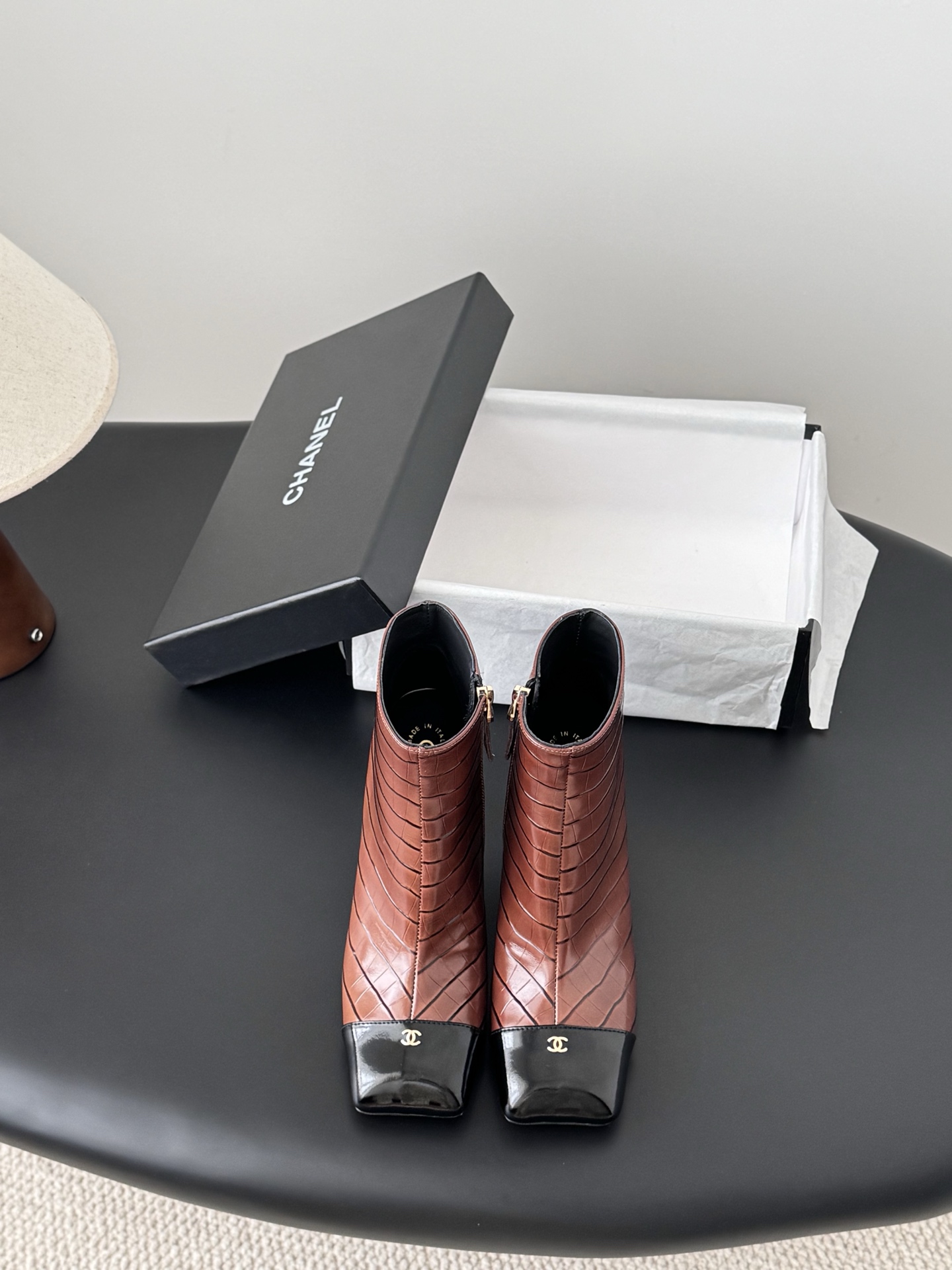 NO:649635,Chanel 25A Advanced Handicraft Workshop Series Short Boots. New models are on sale first. A must-have item for this autumn and winter. Original development. Private model hardware. Genuine leather outsole. Upper cowhide. Lining sheepskin. Size: 35-39. Other sizes are determined, boots and single shoes, chanel, boots, cowhide, sheepskin, Leather soles.19860909Chanel 25A高级手工坊系列短靴 新款抢先发售 今年秋冬必爆单品 原版开发 私模五金 真皮大底 鞋面牛皮 内里羊皮 Size:35-39 其他码数定,靴子单鞋,chanel,boots,cowhide,sheepskin,Leather soles,Women's Shoes