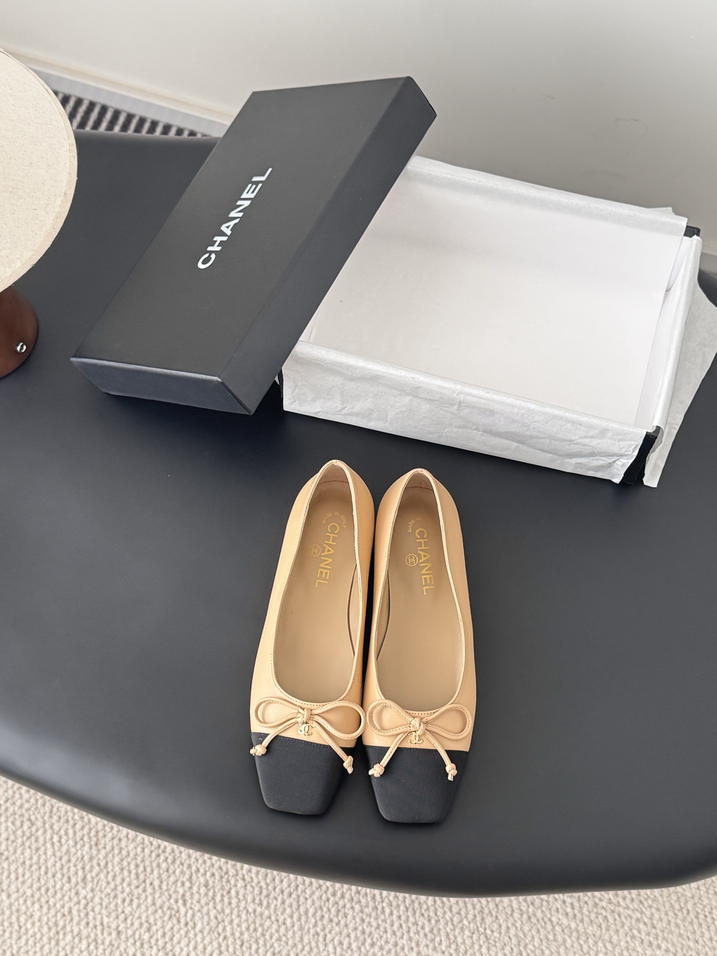 NO:668537,Chanel 25B Mary Jane shoes are simple yet sweet and playful!  Three-dimensional electric embroidery logo, solid color fabric is refreshing and easy to wear, with buttons for more heeling. Sheepskin lining, genuine leather outsole Size: 35-39 Other sizes can be customized, ballet shoes, chanel, mary jane, sheepskin, Leather soles19860909Chanel 25B玛丽珍单鞋 简约又不失甜美俏皮！ 立体电绣logo,纯色面料清爽易搭,搭配扣子更加跟脚.内里羊皮 真皮大底 Size:35-39 其他码数定做,芭蕾舞鞋,chanel,mary jane,sheepskin,Leather soles,Women's Shoes