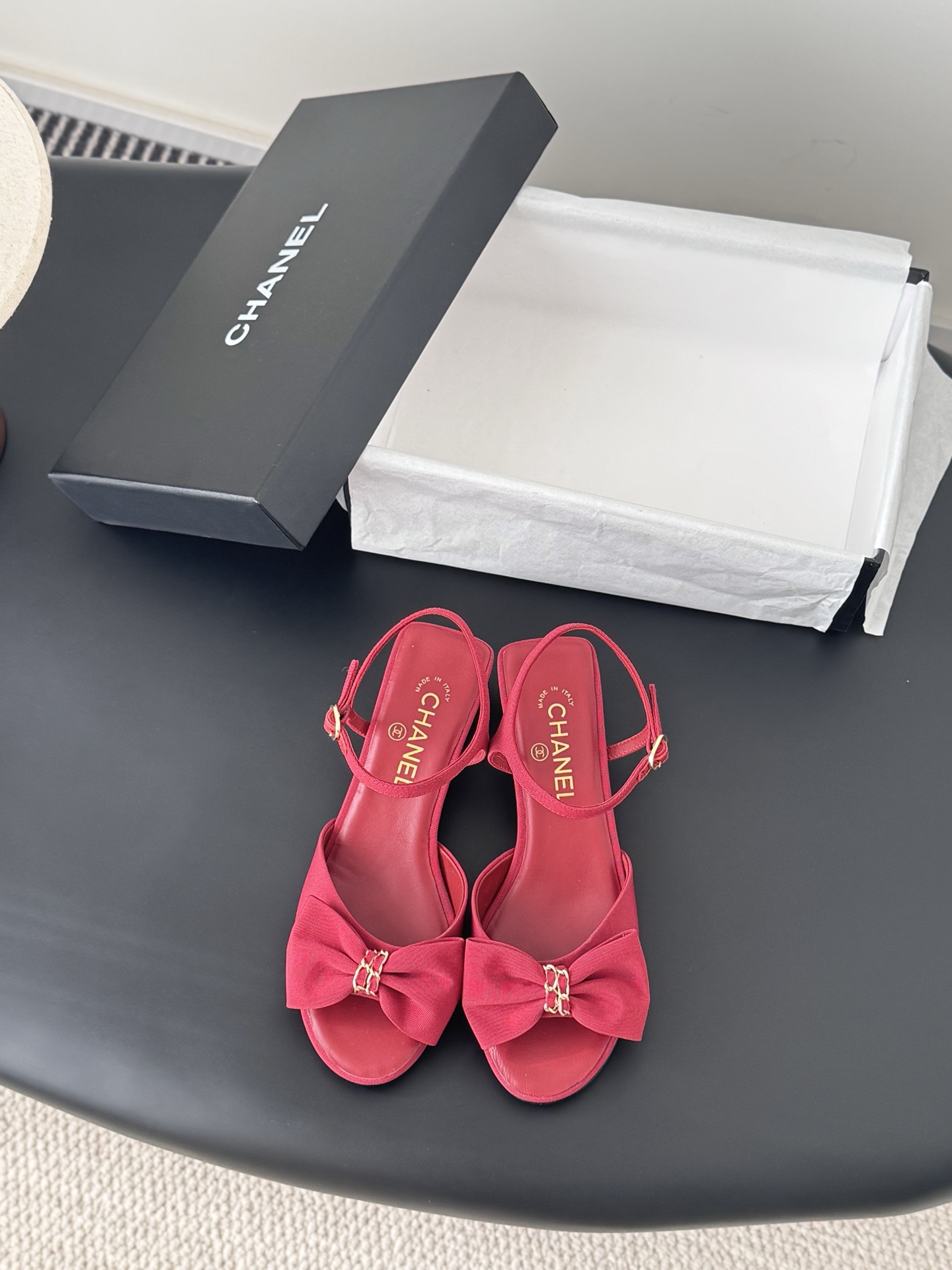 NO:668553,Chanel Xiaoxiang 25 new bow sandals are perfect whether paired with trousers or skirts. The small square toe design is very good at modifying the shape of the feet. A must-have for little fairies!  Top-grade mixed sheepskin lining, Italian imported cowhide outsole, size 35-39, sandals, chanel, sandals, skirts, cowhide, sheepskin19860909Chanel 小香25新品蝴蝶结凉鞋 无论搭配裤装还是裙装都是完美 小方头的设计很好的修饰脚型 小仙女们必备！ 内里顶级混种羊皮 意大利进口牛皮大底 码数 35-39,凉鞋,chanel,sandals,skirts,cowhide,sheepskin,Women's Shoes