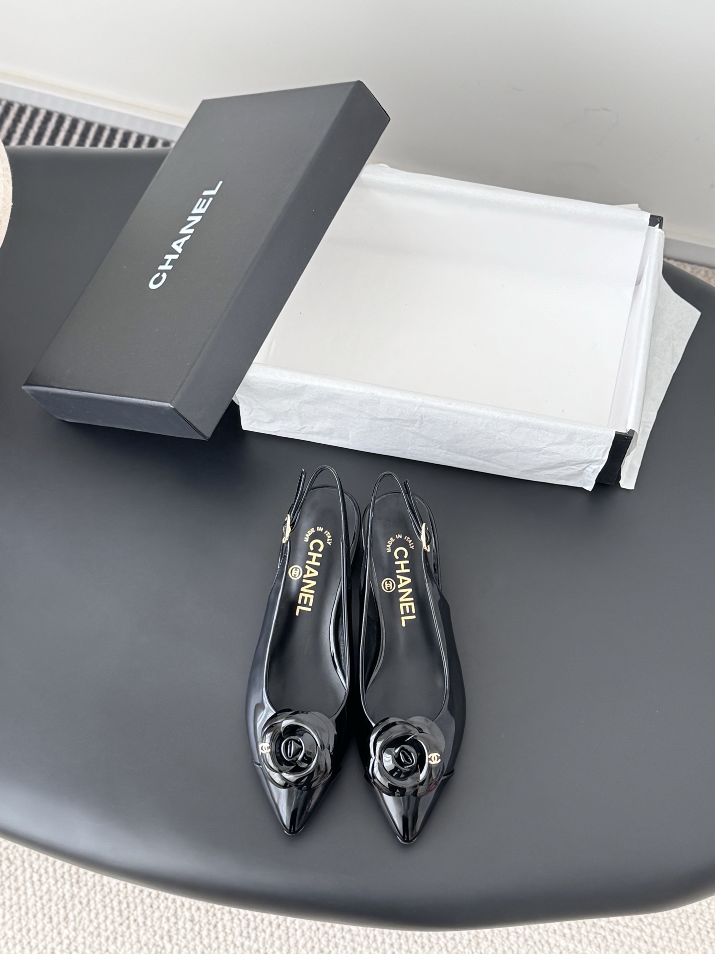 NO:668550,Chanel 25K spring and summer new shoe series. This season’s camellia series is really beautiful. Grandma Xiang’s always elegant and ladylike temperament, full of high-end sense!  It’s very nice on the feet~ Whether worn barefoot or paired with skirts or trousers, it’s very versatile!  Incomparably beautiful!  Specially made of imported lambskin for the upper, mixed sheepskin for the lining, Italian grade A genuine leather outsole Size 35-39 (customized 40/41), sandals, chanel, sandals, skirts, sheepskin, Leather soles19860909Chanel 25K春夏新品单鞋系列 这一季山茶花系列真的超美 香奶奶家一贯的优雅名媛气质 高级感十足！上脚非常nice～ 不管光脚穿或搭配裙装、裤装、 都非常百搭！无敌美！特别仙 鞋面采用进口小羊皮 内里垫脚混种羊皮 意大利A级真皮大底 Size35-39（40/41定制）,凉鞋,chanel,sandals,skirts,sheepskin,Leather soles,Women's Shoes