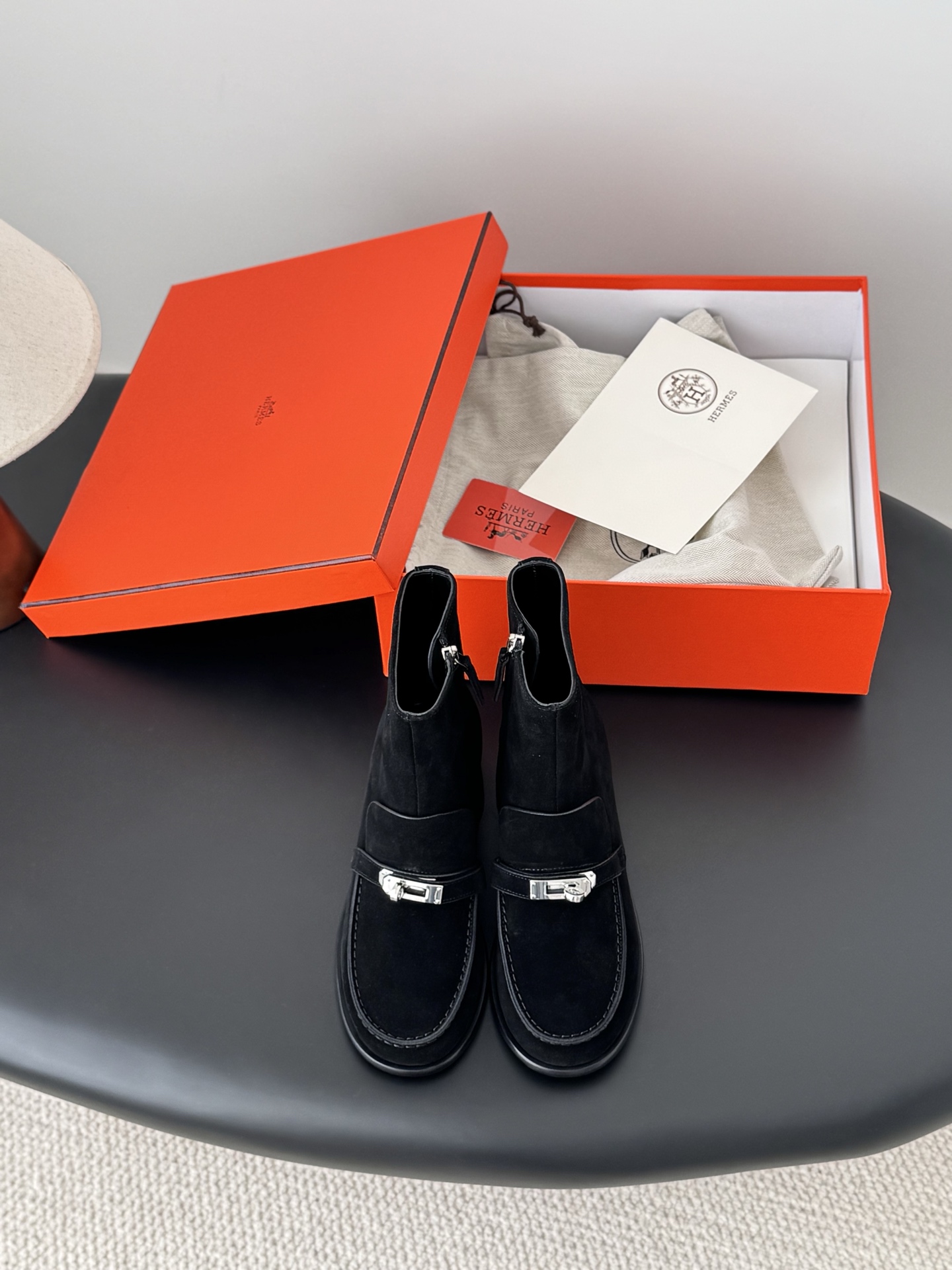 NO:668548,Top quality Hermes classic Kelly buckle boots!  The upper foot is super elegant and it is also the main recommendation on the official website. It is a classic that never goes out of style. The upper is made of calfskin and the lining is sheepskin. The original Italian outsole is Size 35-40, boots, hermes, boots, cowhide, sheepskin.19860909顶级品质 Hermes 经典款 Kelly扣短靴！ 上脚超级有气质 而且也是官网主推款 经典永不落时 鞋面全小牛皮 内里羊皮 原版意大利大底 Size 35-40,靴子,hermes,boots,cowhide,sheepskin,Women's Shoes