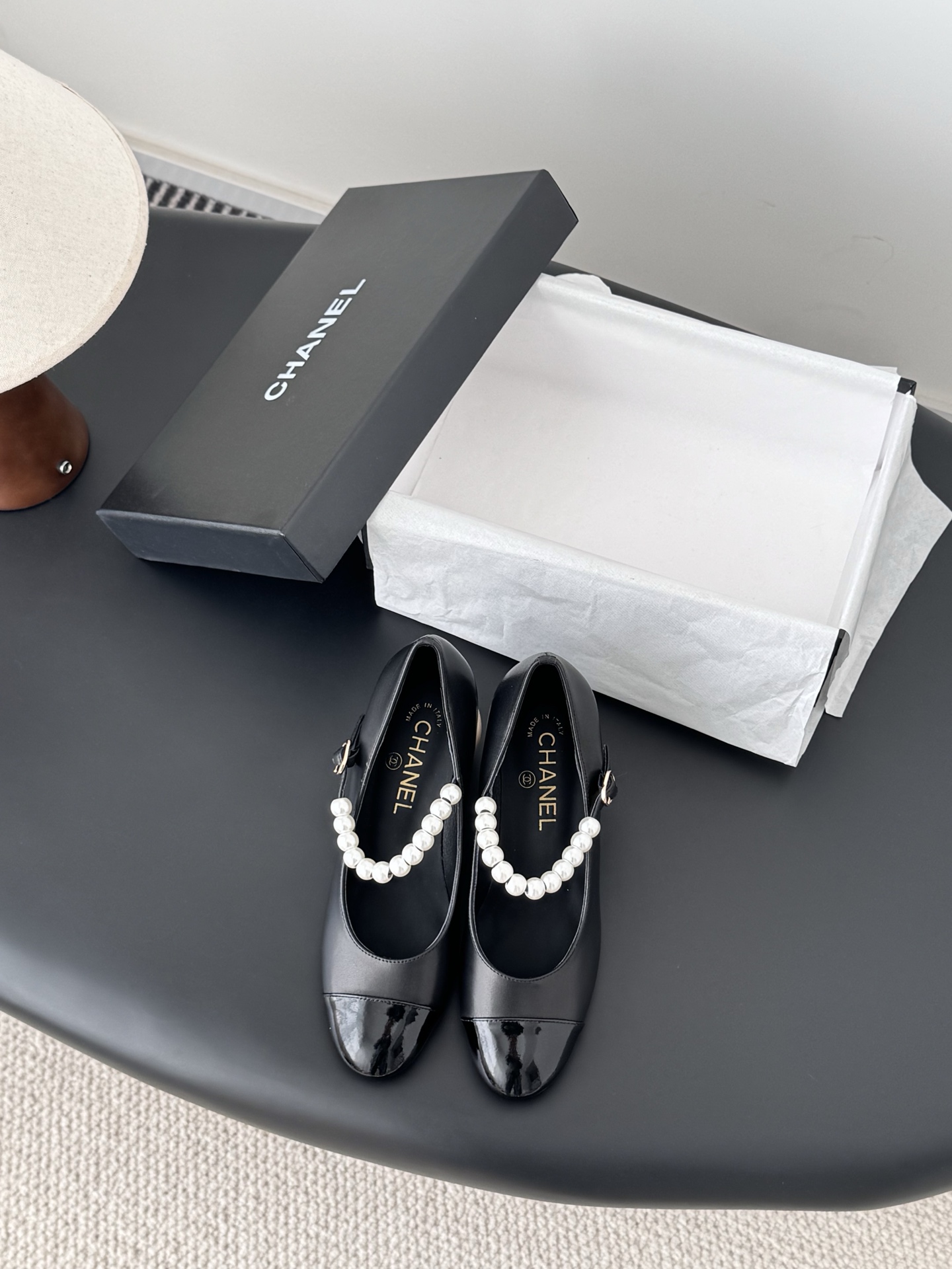 NO:668642,Chanel 25 new pearl Mary Jane shoes, the leather texture is super good, and the upper foot is delicate~ Calf leather upper, sheepskin lining, original outsole!  Size: 35-39 Other sizes are determined, single shoes, chanel, mary jane, cowhide, sheepskin19860909Chanel 25新款珍珠玛丽珍单鞋 皮料质感超好,上脚秀气～ 鞋面小牛皮,内里羊皮,原版大底！ Size:35-39 其它码数定,单鞋,chanel,mary jane,cowhide,sheepskin,Women's Shoes