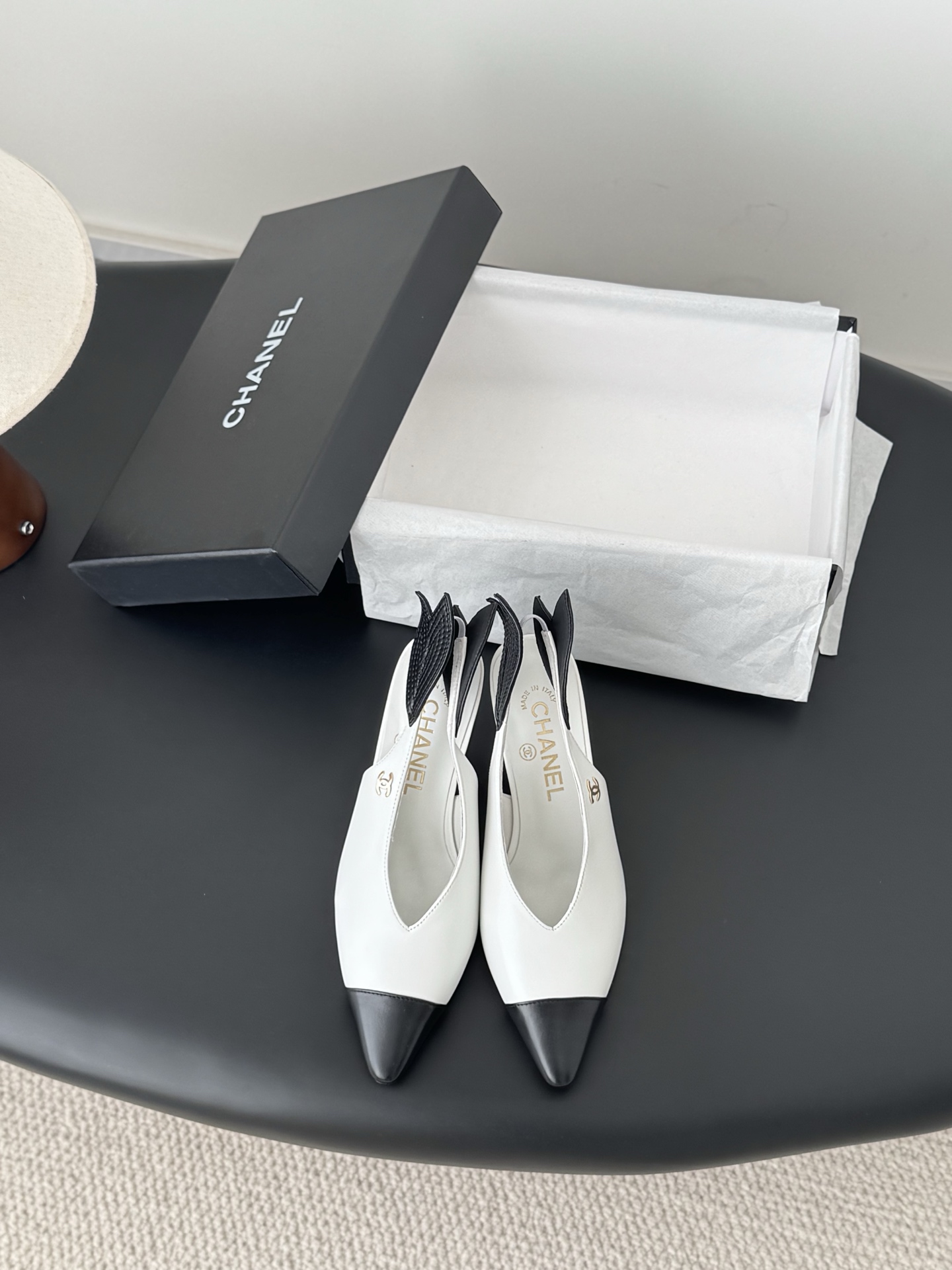 NO:668644,Chanel 25A Advanced Handicraft Workshop Series Shoes. New models are on sale first. This year's autumn and winter must-have items. Original development. Private model hardware. Genuine leather outsole. Upper cowhide. Lining sheepskin. Size: 35-39. Other sizes are determined. Single shoes, chanel, cowhide, sheepskin, Leather soles19860909Chanel 25A高级手工坊系列单鞋 新款抢先发售 今年秋冬必爆单品 原版开发 私模五金 真皮大底 鞋面牛皮 内里羊皮 Size:35-39 其他码数定,单鞋,chanel,cowhide,sheepskin,Leather soles,Women's Shoes