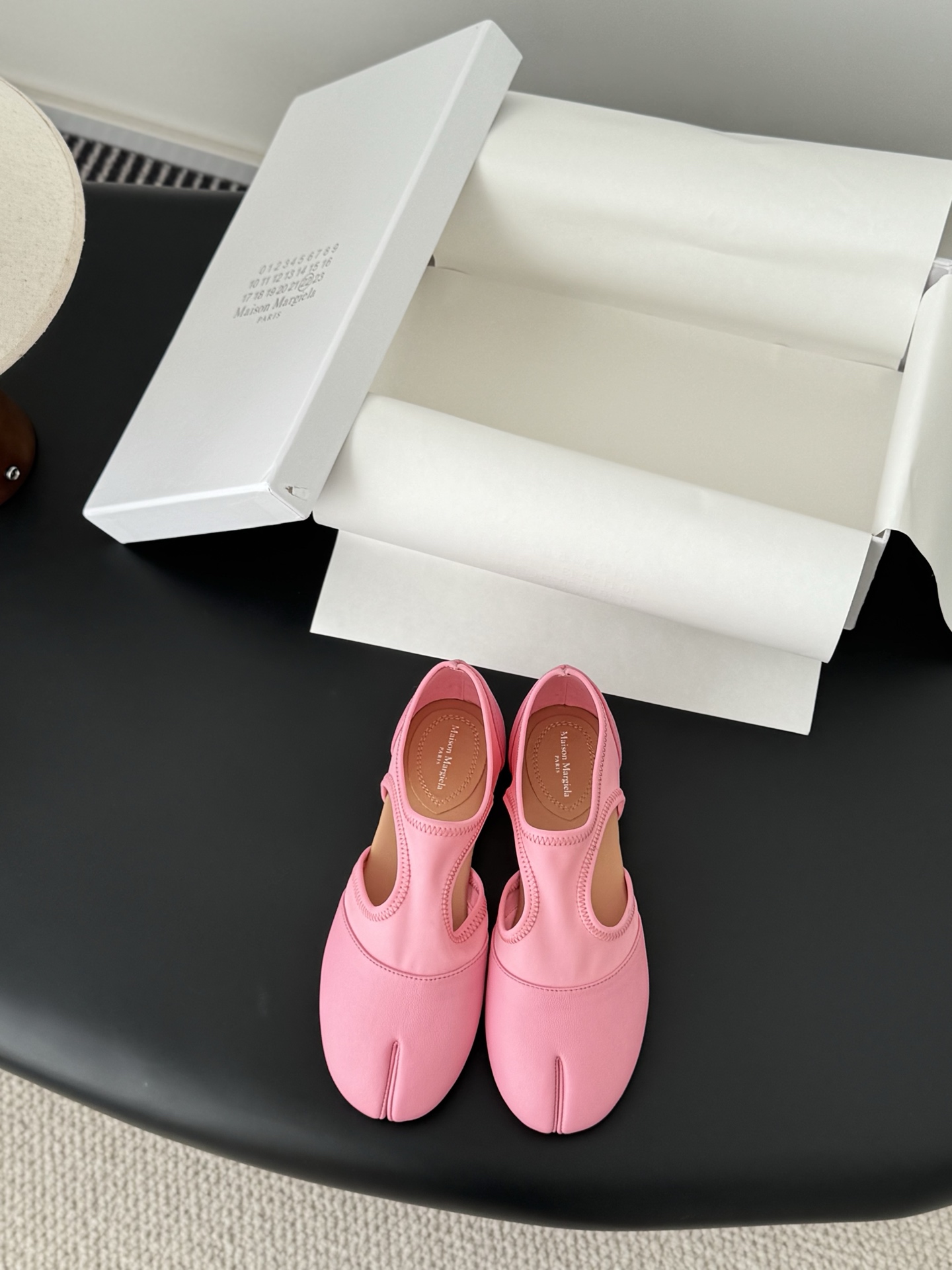 NO:668647,High quality!  Maison Margiela MM6 split-toe shoes Tabi Italian vegetable-tanned sheepskin!  Welcome to compare with the real original outsole!  Size:35-39 Other sizes can be customized, split-toe shoes, masion margiela, sheepskin19860909高定品质！Maison Margiela MM6分趾鞋 Tabi 意产植鞣羊皮！ 欢迎对比 真正的原版大底！ Size:35-39 其他码数定做,分趾鞋,masion margiela,sheepskin,Women's Shoes