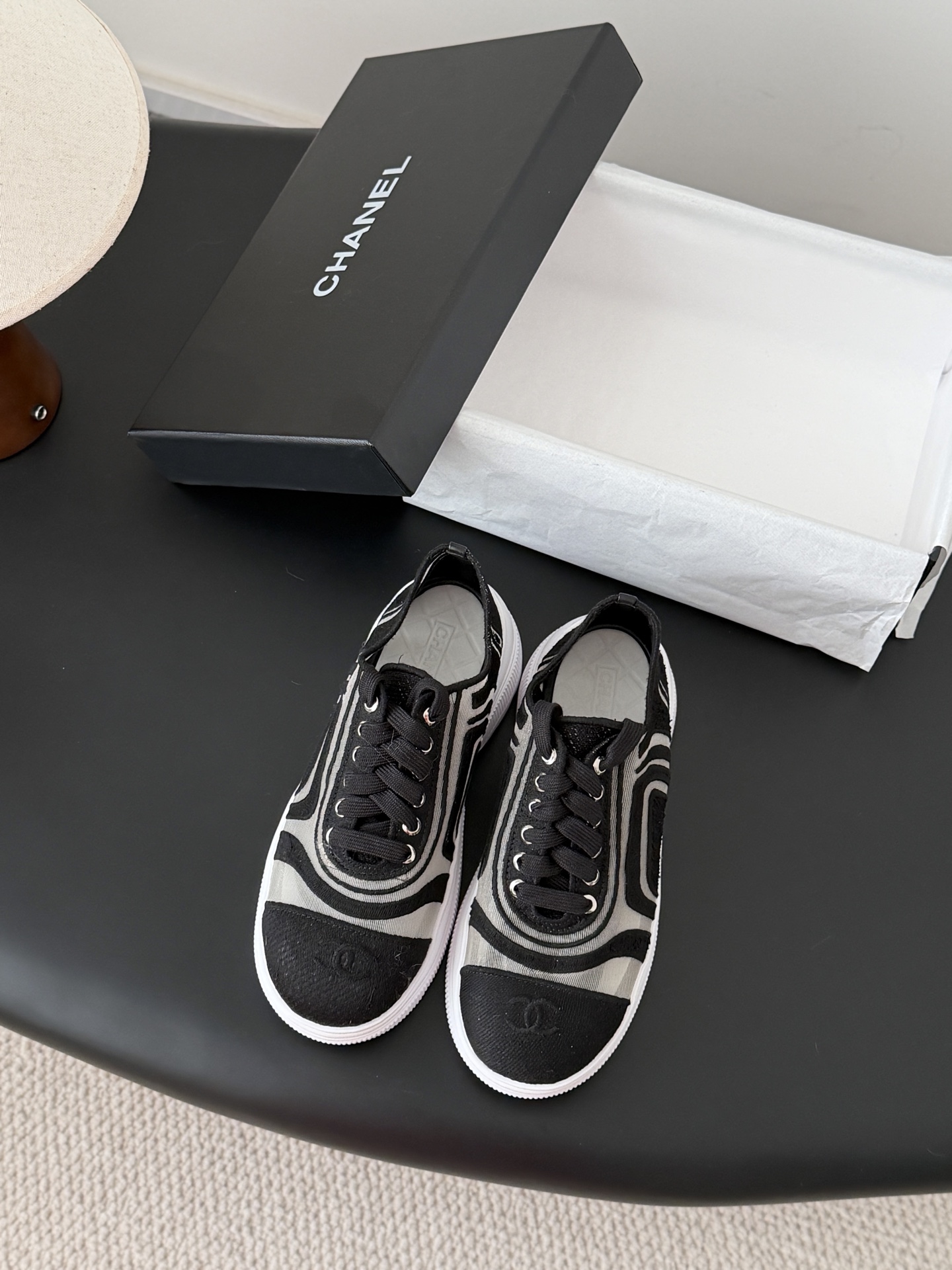 NO:679229,Chanel 25C new mesh casual shoes are versatile and can go wrong. The mesh hollow design is full of energy with contrasting colors. The logo embossed on the side is very delicate on the feet. Original customized material for the upper. Original outsole Size: 35-40, casual shoes/sports shoes, chanel, sneakers19860909Chanel 25C新款网面休闲鞋 百搭不会出错 网面镂空设计 撞色搭配活力满满啊 侧面压印logo 上脚很秀气 鞋面原版定制材料 原版大底 Size:35-40,休闲鞋/运动鞋,chanel,sneakers,Women's Shoes