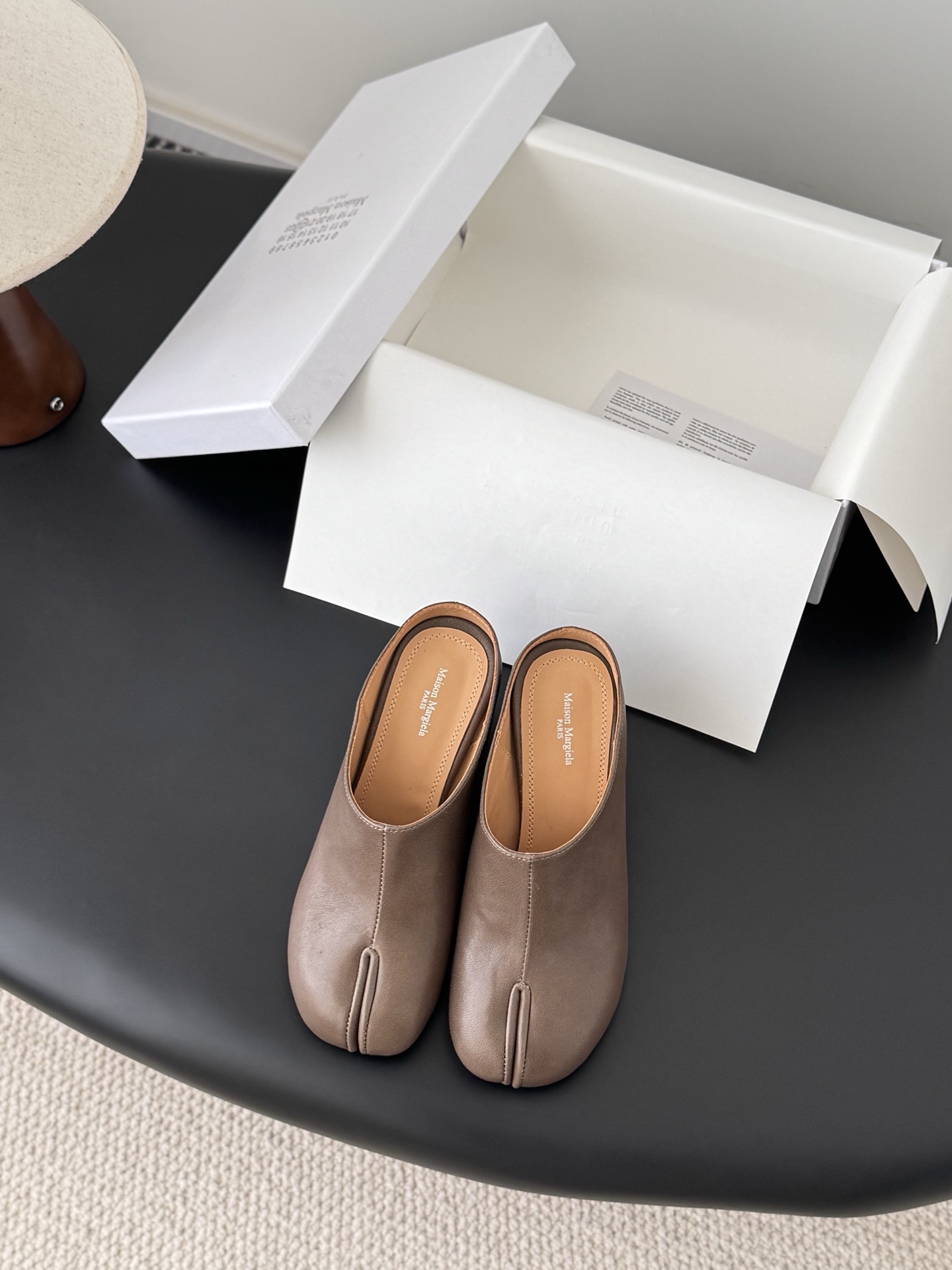 NO:679542,High quality!  Maison Margiela MM6 split-toe shoes Tabi Italian vegetable-tanned sheepskin!  Welcome to compare with the real original outsole!  Size:35-39 Other sizes can be customized, split-toe shoes, masion margiela, sheepskin19860909高定品质！Maison Margiela MM6分趾鞋 Tabi 意产植鞣羊皮！ 欢迎对比 真正的原版大底！ Size:35-39 其他码数定做,分趾鞋,masion margiela,sheepskin,Women's Shoes