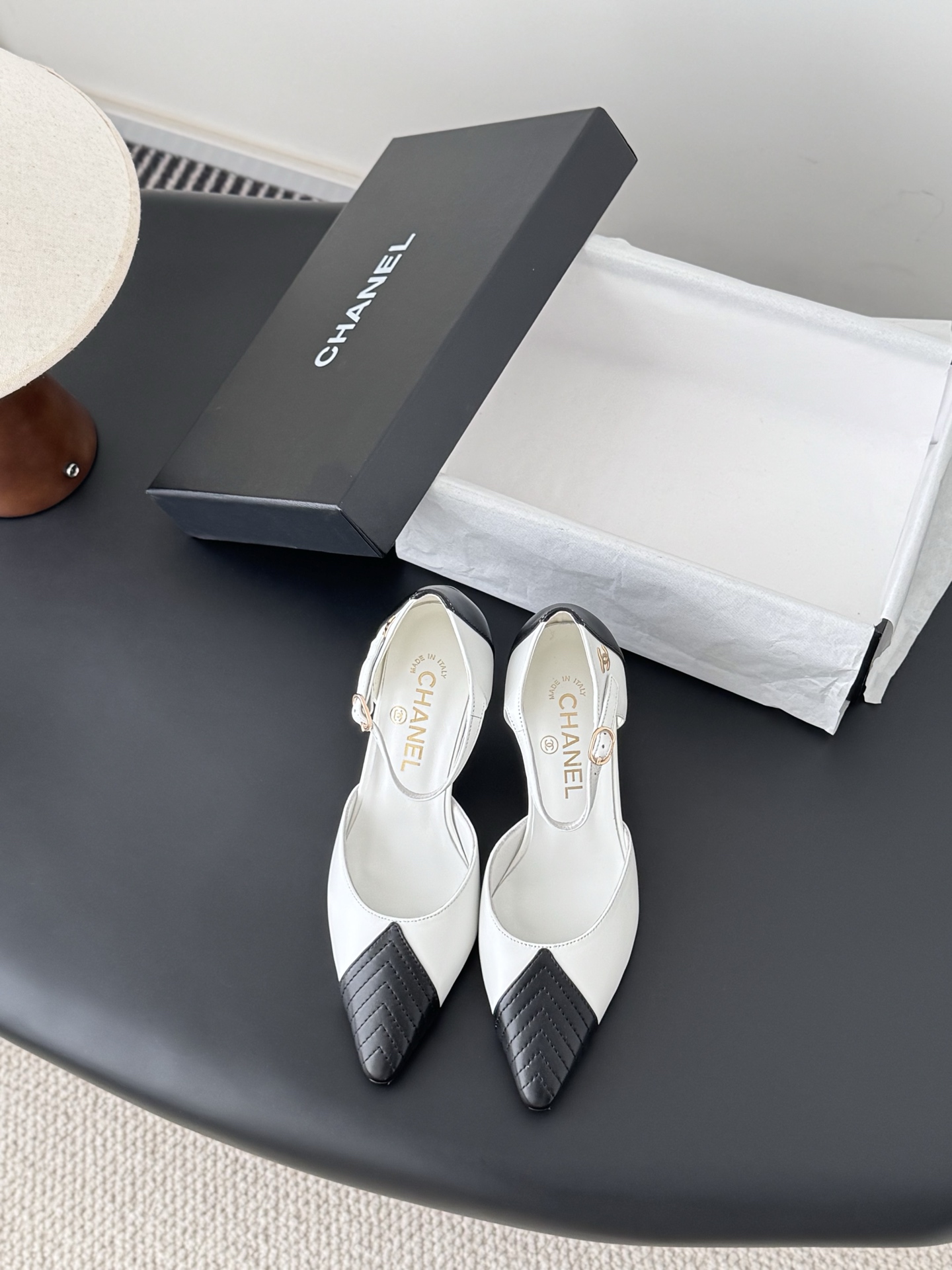 NO:679067,Chanel 25A Advanced Handicraft Workshop Series Shoes. New models are on sale first. This year’s must-have items for autumn and winter. Original development. Private model hardware. Genuine leather outsole. Cowhide upper. Sheepskin lining. Size: 35-39. Other sizes are determined, high-heeled shoes, chanel, high heels, cowhide, sheepskin, Leather soles.19860909Chanel 25A高级手工坊系列单鞋 新款抢先发售 今年秋冬必爆单品 原版开发 私模五金 真皮大底 鞋面牛皮 内里羊皮 Size:35-39 其他码数定,高跟鞋单鞋,chanel,high heels,cowhide,sheepskin,Leather soles,Women's Shoes