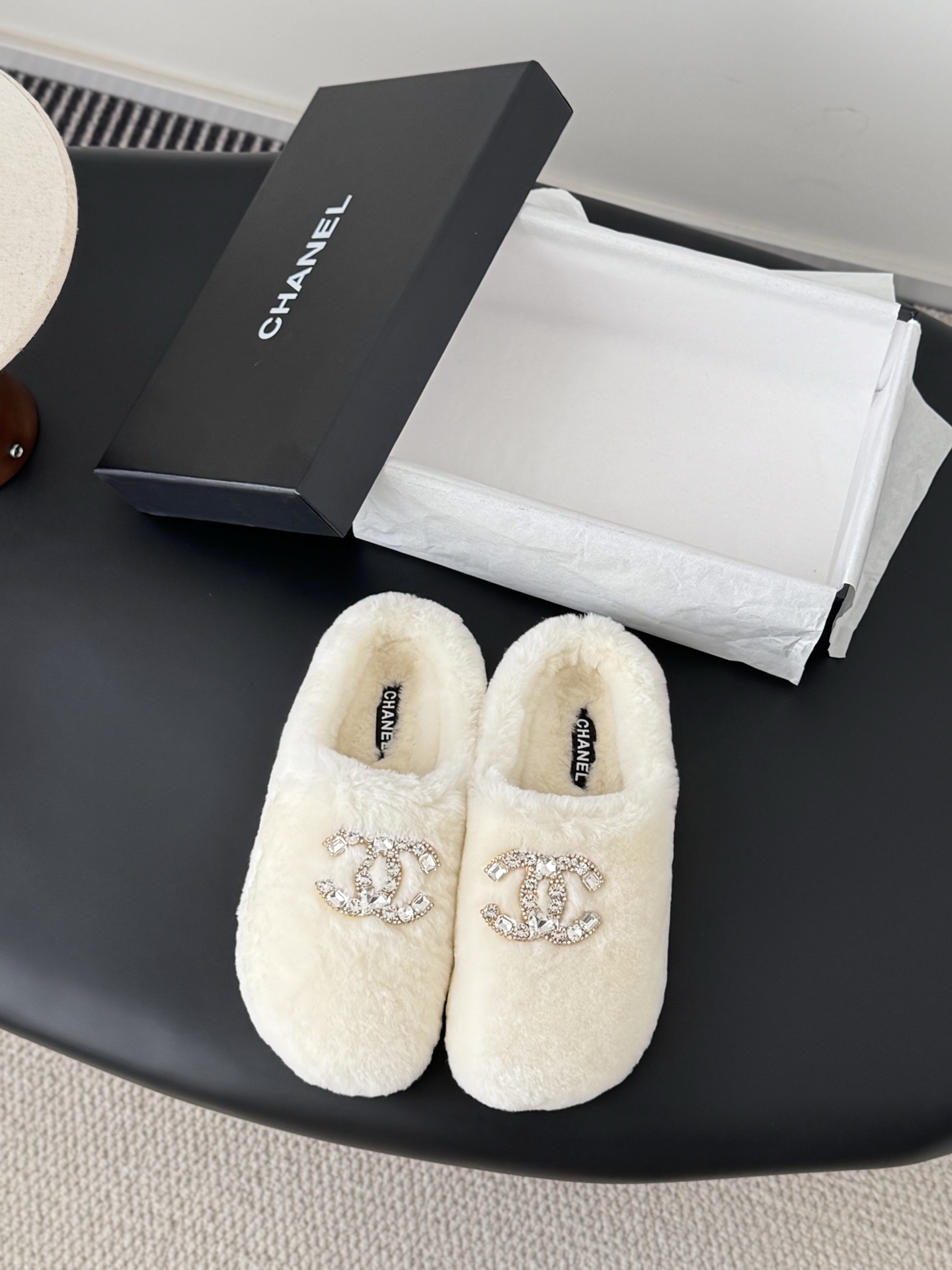 NO:679083,Chanel 25K new furry slippers!  This fur flip flop is so cute ~ Soft and fluffy fur, comfortable and warm feet! Increases height and makes legs longer! It is casual and lazy with socks in autumn and winter. The upper feet are really beautiful and fashionable! So beautiful and beautiful! Imported wool, feels delicate, soft and silky. Original molded rubber sole Size35-39 (customized 40/41), semi-furry slippers, chanel, slippers, socks19860909Chanel 25K新款毛毛拖鞋！ 这款毛拖真的是真太可爱了～ 柔软蓬松的毛毛,舒服暖脚! 增高显腿长! 秋冬搭配袜子休闲又慵懒 上脚真的好看又时髦!美腻美爆了! 进口羊毛,手感细腻柔软丝滑 原版开模橡胶底 Size35-39（40/41定制）,半拖毛毛鞋,chanel,slippers,socks,Women's Shoes