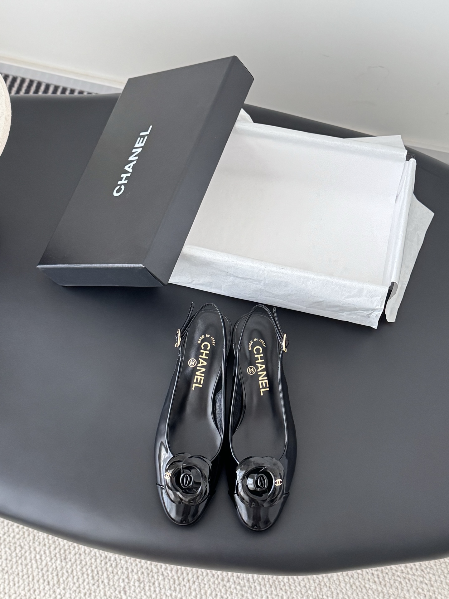 NO:679567,Chanel 25K spring and summer new shoe series. This season’s camellia series is really beautiful. Grandma Xiang’s always elegant and ladylike temperament, full of high-end sense!  It’s very nice on the feet~ Whether worn barefoot or paired with skirts or trousers, it’s very versatile!  Incomparably beautiful!  Specially made of imported lambskin for the upper, mixed sheepskin for the lining, Italian grade A genuine leather outsole Size 35-39 (customized 40/41), sandals, chanel, sandals, skirts, sheepskin, Leather soles19860909Chanel 25K春夏新品单鞋系列 这一季山茶花系列真的超美 香奶奶家一贯的优雅名媛气质 高级感十足！上脚非常nice～ 不管光脚穿或搭配裙装、裤装、 都非常百搭！无敌美！特别仙 鞋面采用进口小羊皮 内里垫脚混种羊皮 意大利A级真皮大底 Size35-39（40/41定制）,凉鞋,chanel,sandals,skirts,sheepskin,Leather soles,Women's Shoes