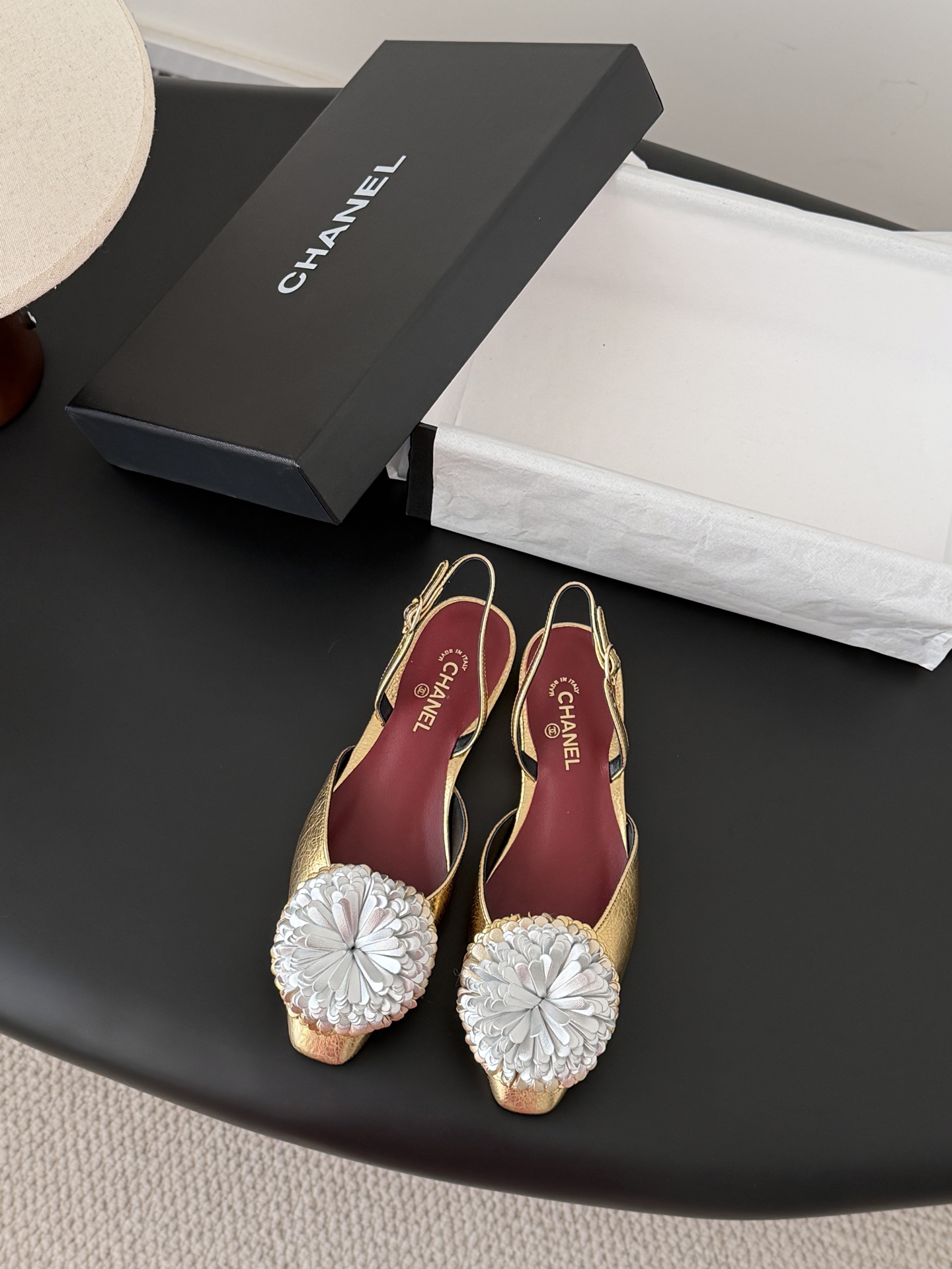 NO:679601,Chanel 25K spring and summer new shoe series. This season’s camellia series is really beautiful. Grandma Xiang’s always elegant and ladylike temperament, full of high-end sense!  It’s very nice on the feet~ Whether worn barefoot or paired with skirts or trousers, it’s very versatile!  Incomparably beautiful!  Specially made of imported lambskin for the upper, mixed sheepskin for the lining, Italian grade A genuine leather outsole Size 35-39 (customized 40/41), single shoes, chanel, skirts, sheepskin, Leather soles19860909Chanel 25K春夏新品单鞋系列 这一季山茶花系列真的超美 香奶奶家一贯的优雅名媛气质 高级感十足！上脚非常nice～ 不管光脚穿或搭配裙装、裤装、 都非常百搭！无敌美！特别仙 鞋面采用进口小羊皮 内里垫脚混种羊皮 意大利A级真皮大底 Size35-39（40/41定制）,单鞋,chanel,skirts,sheepskin,Leather soles,Women's Shoes