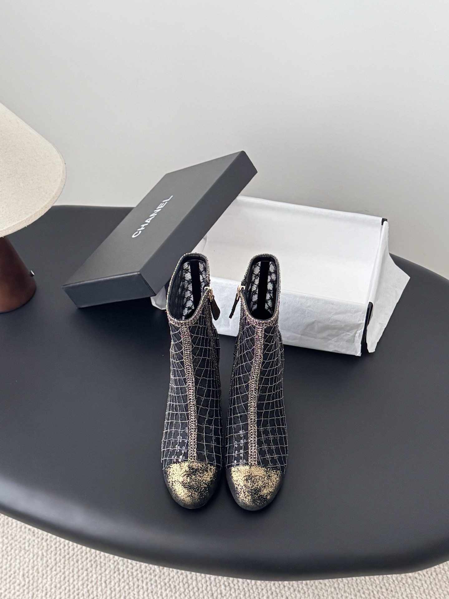 NO:680423,Chanel 25K new wedge heel short boots with retro lines and color matching design are all online!  It feels super comfortable on your feet after a day of running around. It can be worn casually in sports style/mixed style. After buying it, I want to wear it every day for walking. Sheepskin lining, genuine leather outsole, 7cm Size: 35-39, other sizes can be customized, boots and shoes, chanel, boots, sheepskin, Leather soles19860909Chanel 25K新款坡跟短靴 复古线条 配色设计全在线！暴走一天脚感超舒适,运动风/混搭风随便玩,买完想天天穿它出门溜达烫. 内里羊皮 真皮大底 7cm Size:35-39 其他码数定做,靴子单鞋,chanel,boots,sheepskin,Leather soles,Women's Shoes