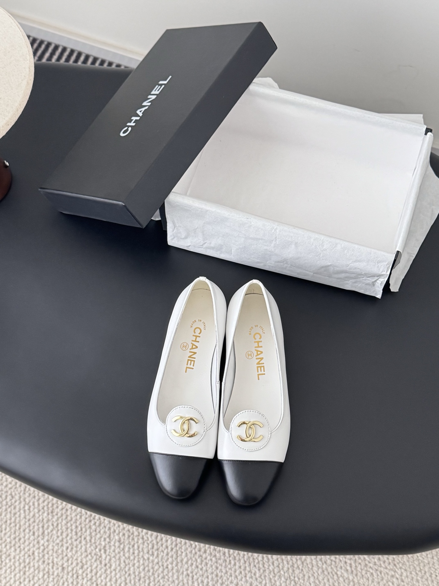 NO:680336,Chanel Vintage second-hand series of shoes, a simple but not simple model, the upper foot is particularly slim. The upper is cowhide, the lining is sheepskin, and the original outsole. Size: 35-39 Other sizes are customized, single shoes, chanel, cowhide, sheepskin19860909Chanel Vintage中古系列单鞋 简约而不简单的款,上脚特别显脚细. 鞋面牛皮,内里垫脚羊皮,原版大底. Size:35-39 其它码数定做,单鞋,chanel,cowhide,sheepskin,Women's Shoes