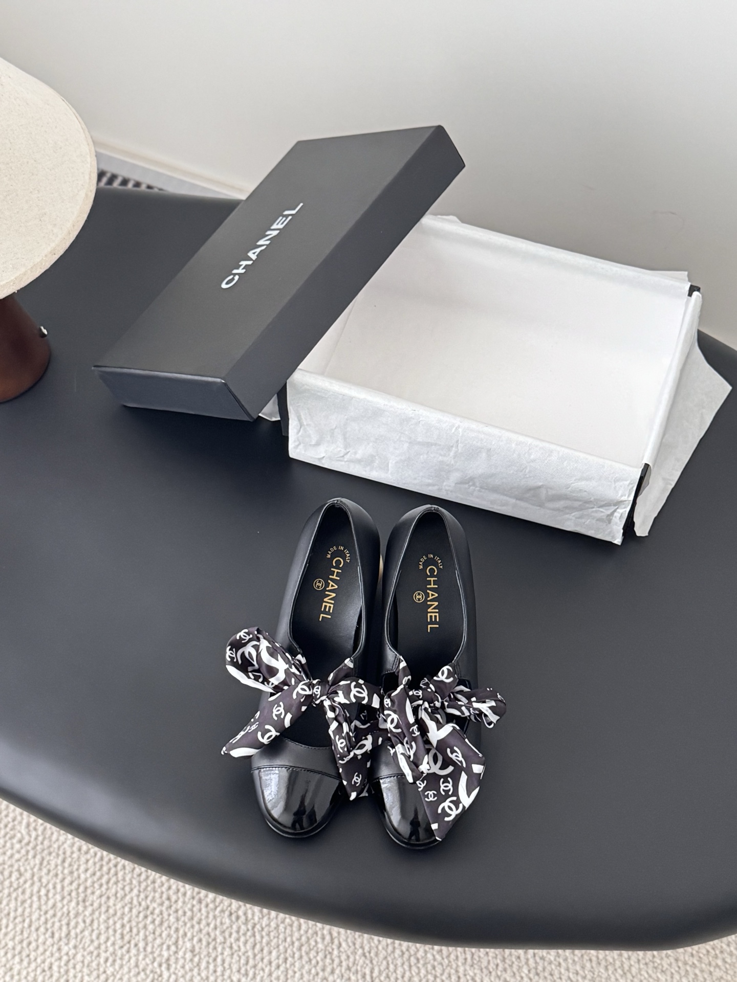 NO:680420,Chanel 25 new pearl Mary Jane shoes, the leather texture is super good, and the upper foot is delicate~ Calf leather upper, sheepskin lining, original outsole!  Size: 35-39 Other sizes are determined, single shoes, chanel, mary jane, cowhide, sheepskin19860909Chanel 25新款珍珠玛丽珍单鞋 皮料质感超好,上脚秀气～ 鞋面小牛皮,内里羊皮,原版大底！ Size:35-39 其它码数定,单鞋,chanel,mary jane,cowhide,sheepskin,Women's Shoes