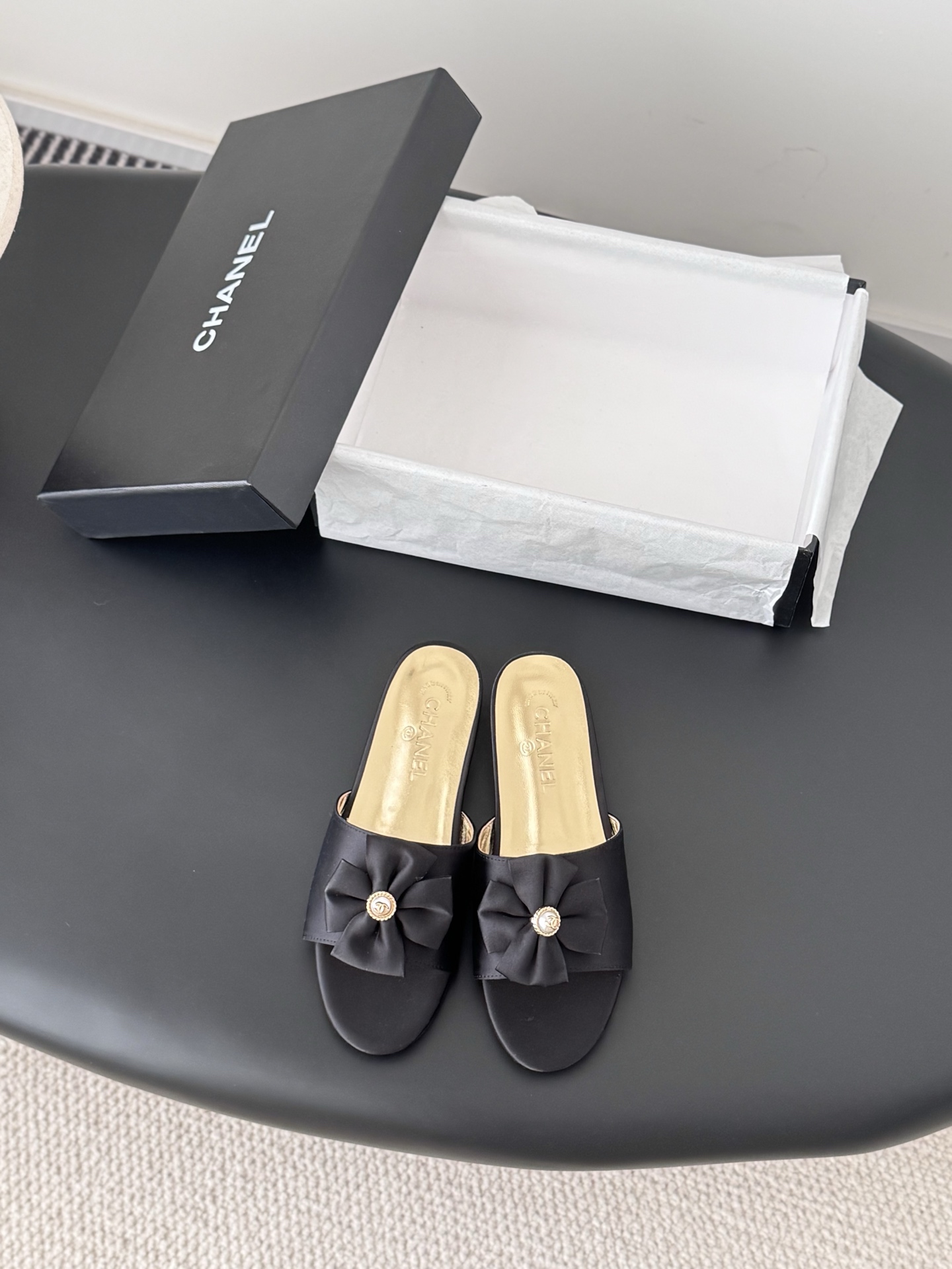 NO:681746,Chanel 25K new spring and summer slippers series. This season's camellia series is really beautiful. Grandma Xiang's always elegant and ladylike temperament, full of high-end sense!  It’s very nice on the feet~ Whether worn barefoot or paired with skirts or trousers, it’s very versatile!  Incomparably beautiful!  Specially made of imported lambskin for the upper, mixed sheepskin for the lining, Italian grade A genuine leather outsole, flat/4.5/8.5 Size35-39 (customized 40/41), high heels, slippers, chanel, high heels, slippers, skirts, sheepskin, Leather soles19860909Chanel 25K春夏新品拖鞋系列 这一季山茶花系列真的超美 香奶奶家一贯的优雅名媛气质 高级感十足！上脚非常nice～ 不管光脚穿或搭配裙装、裤装、 都非常百搭！无敌美！特别仙 鞋面采用进口小羊皮 内里垫脚混种羊皮 意大利A级真皮大底 平底/4.5/8.5 Size35-39（40/41定制）,高跟鞋拖鞋,chanel,high heels,slippers,skirts,sheepskin,Leather soles,Women's Shoes