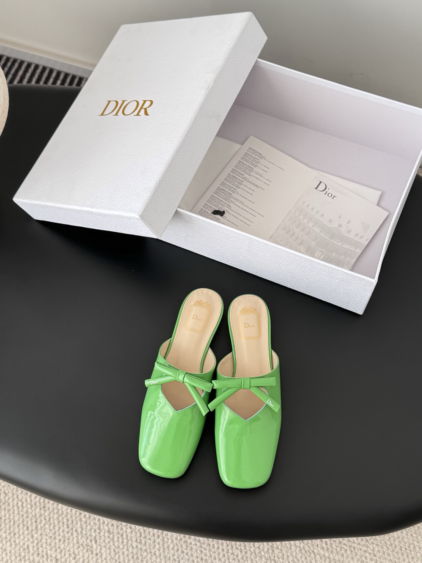 NO:681742,Dior Dior 26 spring and summer new Mary Jane slippers, high version, high quality, cowhide leather upper, sheepskin lining, leather outsole Size: 35-39, other sizes customized, semi-slippers, dior, dior, mary jane, slippers, cowhide, sheepskin, Leather soles19860909Dior 迪奥26春夏新款玛丽珍拖鞋 高版本高品质 鞋面牛皮 内里羊皮 真皮大底 Size:35-39 其它码数定做,半拖,dior,dior,mary jane,slippers,cowhide,sheepskin,Leather soles,Women's Shoes