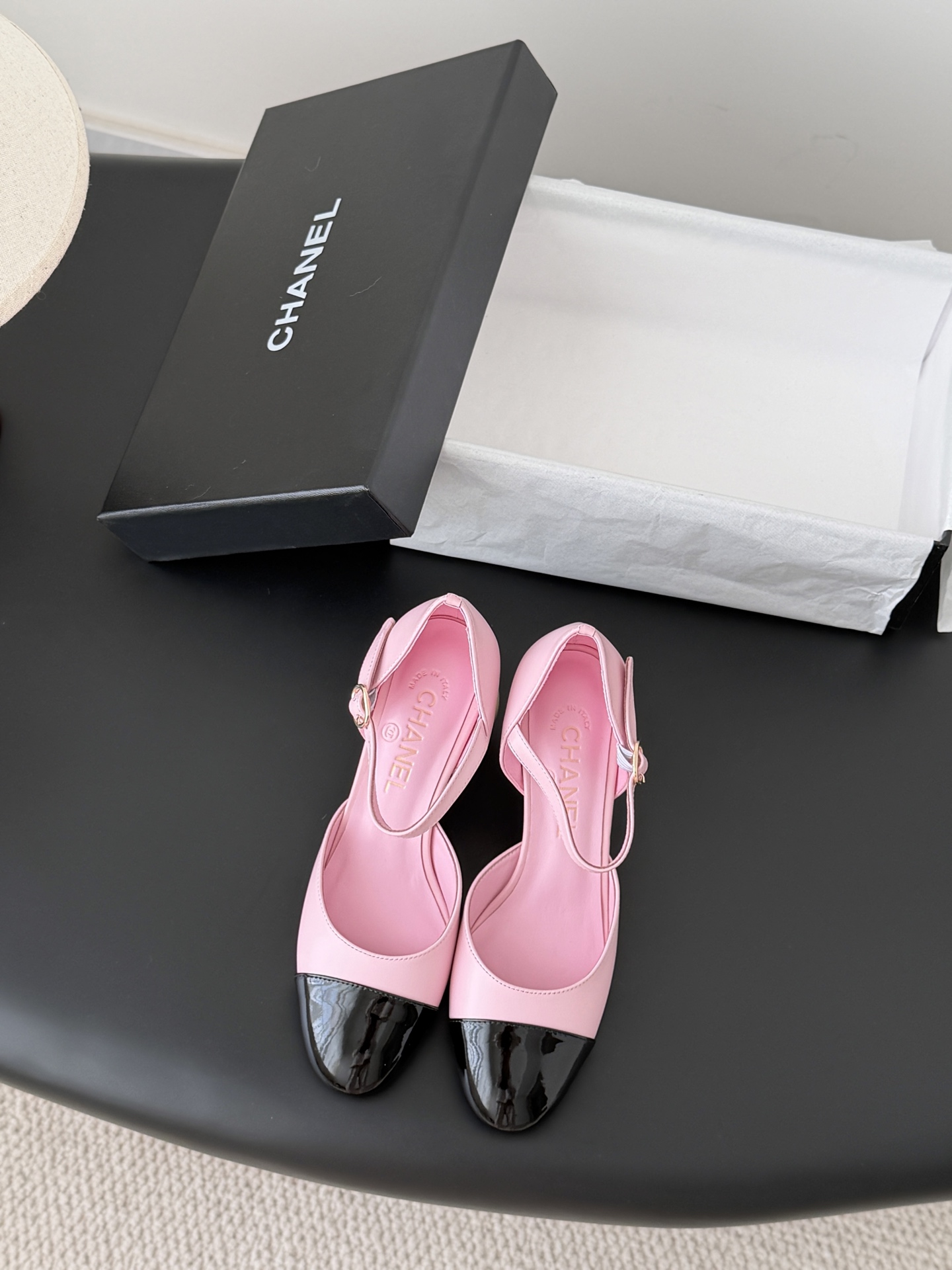 NO:681737,Chanel 25 new pearl Mary Jane shoes, the leather texture is super good, and the upper foot is delicate~ Calf leather upper, sheepskin lining, original outsole!  Size: 35-39 Other sizes are determined, single shoes, chanel, mary jane, cowhide, sheepskin19860909Chanel 25新款珍珠玛丽珍单鞋 皮料质感超好,上脚秀气～ 鞋面小牛皮,内里羊皮,原版大底！ Size:35-39 其它码数定,单鞋,chanel,mary jane,cowhide,sheepskin,Women's Shoes