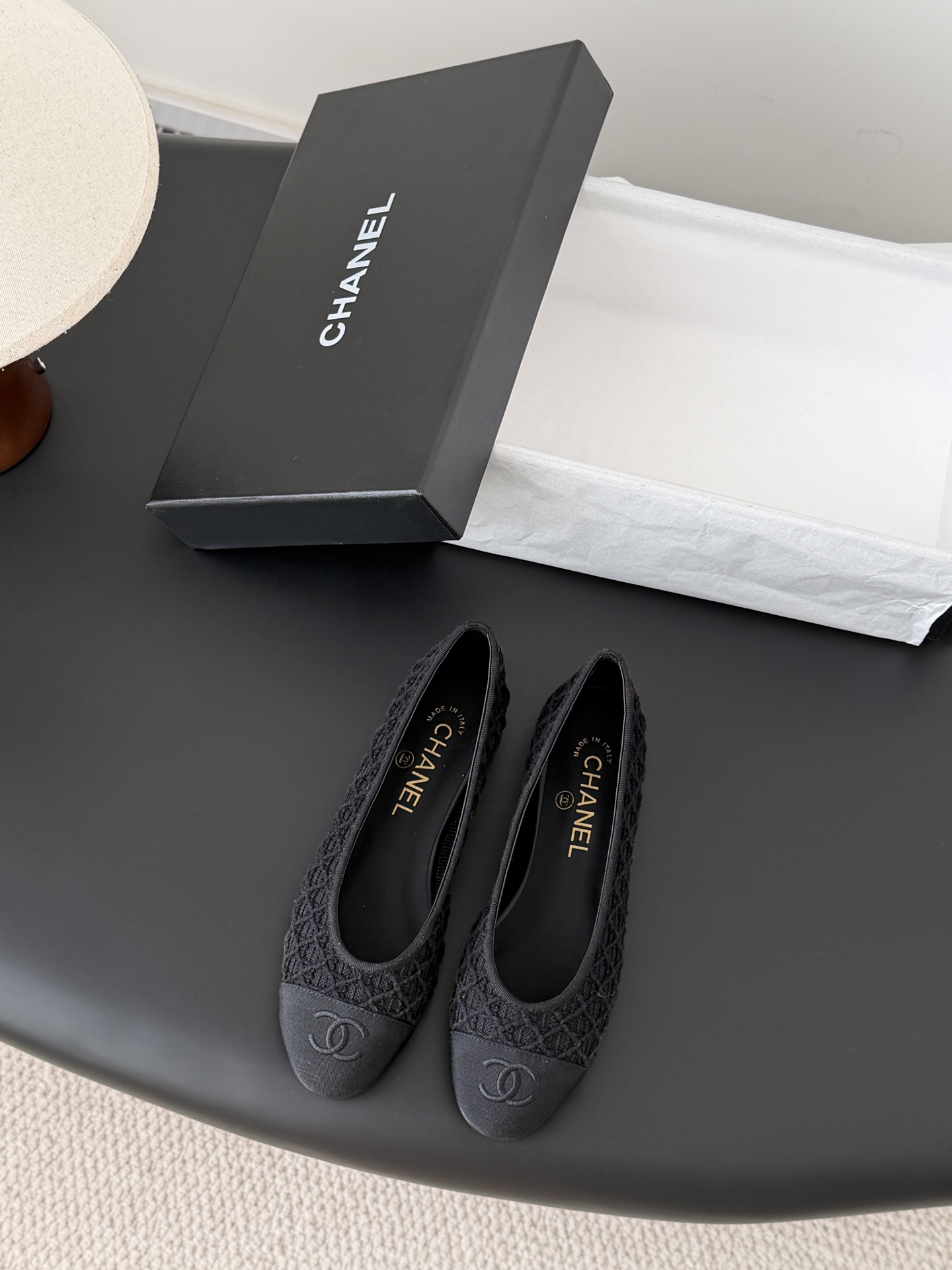 NO:681733,Chanel 26S new color ballet shoes, original 1:1 replica, a classic among classics, perfect whether paired with trousers or skirts. The small round toe design is very good at modifying the foot shape, a must-have for little fairies!  Size 35-39 Other sizes customized, ballet shoes, chanel, skirts19860909Chanel 26S新色芭蕾舞鞋 原版1:1复刻 经典中的经典 无论搭配裤装还是裙装都是完美 小圆头的设计很好的修饰脚型 ,小仙女们必备！ 码数 35-39 其它码数定做,芭蕾舞鞋,chanel,skirts,Women's Shoes