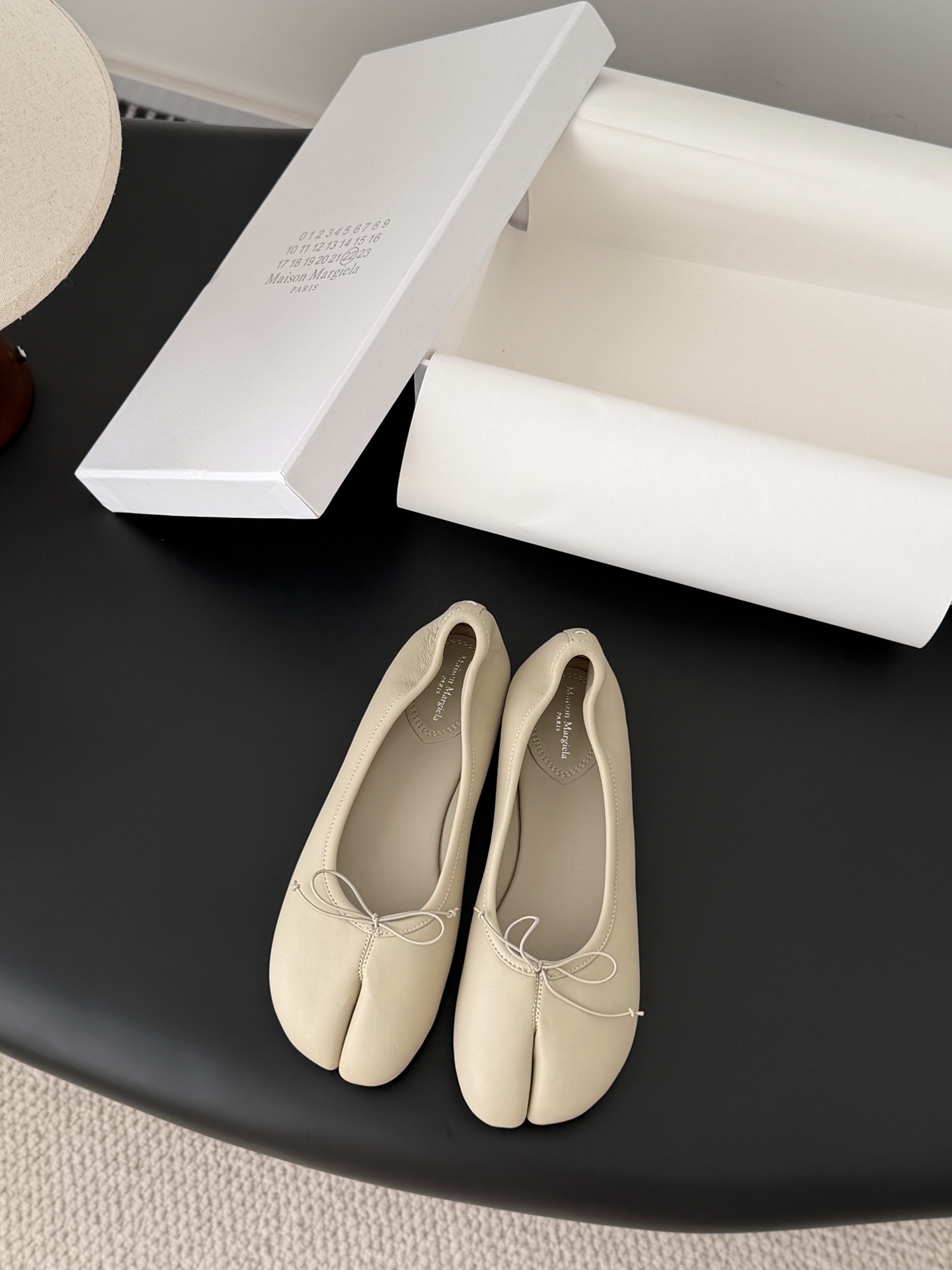 NO:681725,High quality!  Maison Margiela MM6 split-toe shoes Tabi Italian vegetable-tanned sheepskin!  Welcome to compare with the real original outsole!  Size:35-39 Other sizes can be customized, split-toe shoes, masion margiela, sheepskin19860909高定品质！Maison Margiela MM6分趾鞋 Tabi 意产植鞣羊皮！ 欢迎对比 真正的原版大底！ Size:35-39 其他码数定做,分趾鞋,masion margiela,sheepskin,Women's Shoes