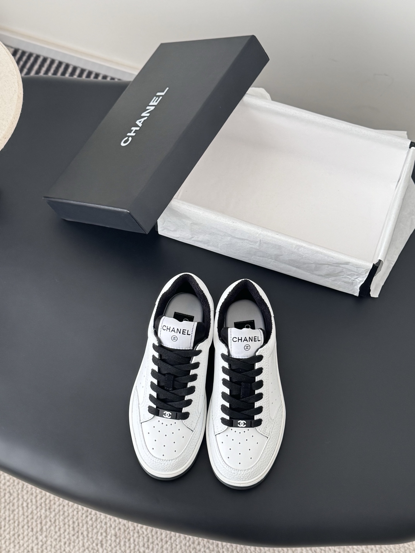 NO:692905,Chanel 25 new panda color matching casual shoes. This versatile sneaker looks ordinary and is actually easy to match when put on. It is so cool. The heel is a three-dimensional logo. It is full of details. This casual shoe is very light and super comfortable on the feet. The comfort level is perfect. Size35-40, casual shoes/sports shoes, chanel, sneakers19860909Chanel 25新款熊猫拼色休闲鞋 这款百搭的板鞋 看似平平无奇 上脚后属实好搭 酷毙了 后跟拼起来是立体的logo 细节满满  这款休闲鞋很轻便 上脚超舒服的 舒适度没得说 直接满分 Size35-40,休闲鞋/运动鞋,chanel,sneakers,Women's Shoes