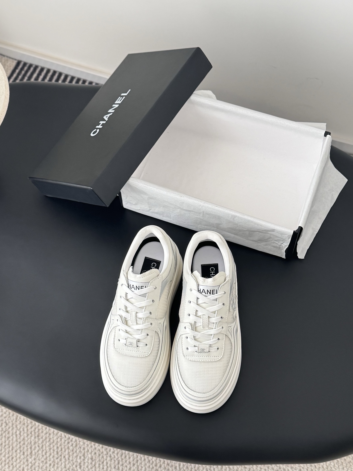 NO:692907,Chanel 26c early spring new silver horn king, versatile white shoes, you can't go wrong with the styles. The contrasting colors are full of vitality. The logo embossed on the side is very delicate on the feet. Original customized material for the upper. Original outsole Size: 35-40, casual shoes/sports shoes, chanel, alexander wang, sneakers19860909Chanel 26c早春新款银角大王 百搭小白鞋 款式搭配不会出错 撞色搭配活力满满啊 侧面压印logo 上脚很秀气 鞋面原版定制材料 原版大底 Size:35-40,休闲鞋/运动鞋,chanel,alexander wang,sneakers,Women's Shoes