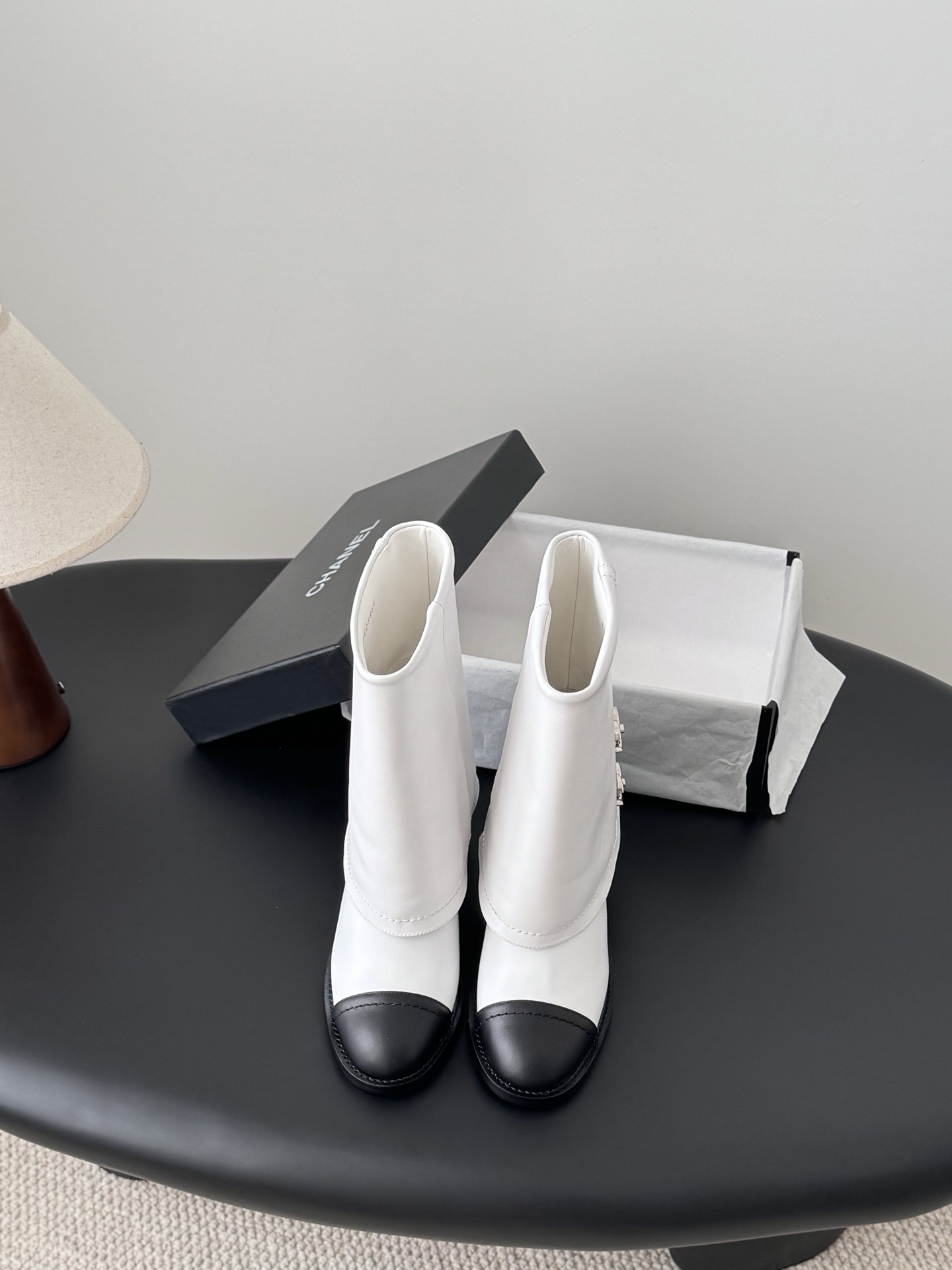 NO:692903,Chanel 25K new chain knight boots are timeless classics, an evergreen series item in the shoe cabinet. Generally, you can buy more boots of this type~ It has the temperament of a lady and has a casual retro style. The small round toe splicing design has a very well controlled arc. It is not a rigid and sharp shoe shape. It should be soft, harmonious, durable and high-quality. The upper is customized with original lambskin, which is very soft, comfortable and not tight. The lining is imported sheepskin.  Ultra-fine foot feel and 100% comfort. Italian leather outsole with high safety performance. Heel height 7cm. Thick heel design. Visual elongation ratio~ Size35-39 (40/41 customization is non-returnable and non-exchangeable), boots, chanel, boots, sheepskin, Leather soles19860909Chanel 25K新款链条骑士靴 永恒的经典 鞋柜里常青的系列单品 一般碰到这个类型的靴子可以多入哦～ 具有名媛气质 又带着一丝不经意的小复古 小小圆头拼接设计 弧度把控的非常到位 不是呆板尖锐的鞋型 它要柔和谐 耐看有品 鞋面定制原版小羊皮 非常柔软舒适不紧绷 内里进口羊皮 超细腻脚感舒适度百分百 意大利真皮大底 安全性能高 跟高7cm 粗跟设计 视觉拉长比例哦～ Size35-39（40/41定制不退不换）,靴子,chanel,boots,sheepskin,Leather soles,Women's Shoes