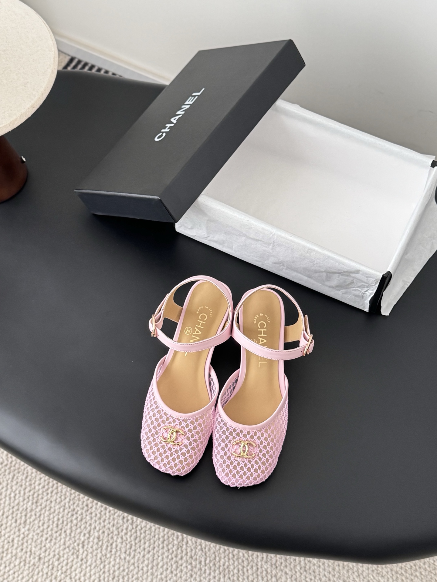 NO:692901,Chanel 25 new pearl Mary Jane shoes, the leather texture is super good, and the upper foot is delicate~ Mesh upper, sheepskin lining, leather outsole!  Size:35-39 Other sizes are fixed, half drag, chanel, mary jane, sheepskin, Leather soles19860909Chanel 25新款珍珠玛丽珍单鞋 皮料质感超好,上脚秀气～ 鞋面网纱,内里羊皮,真皮大底！ Size:35-39 其它码数定,半拖,chanel,mary jane,sheepskin,Leather soles,Women's Shoes