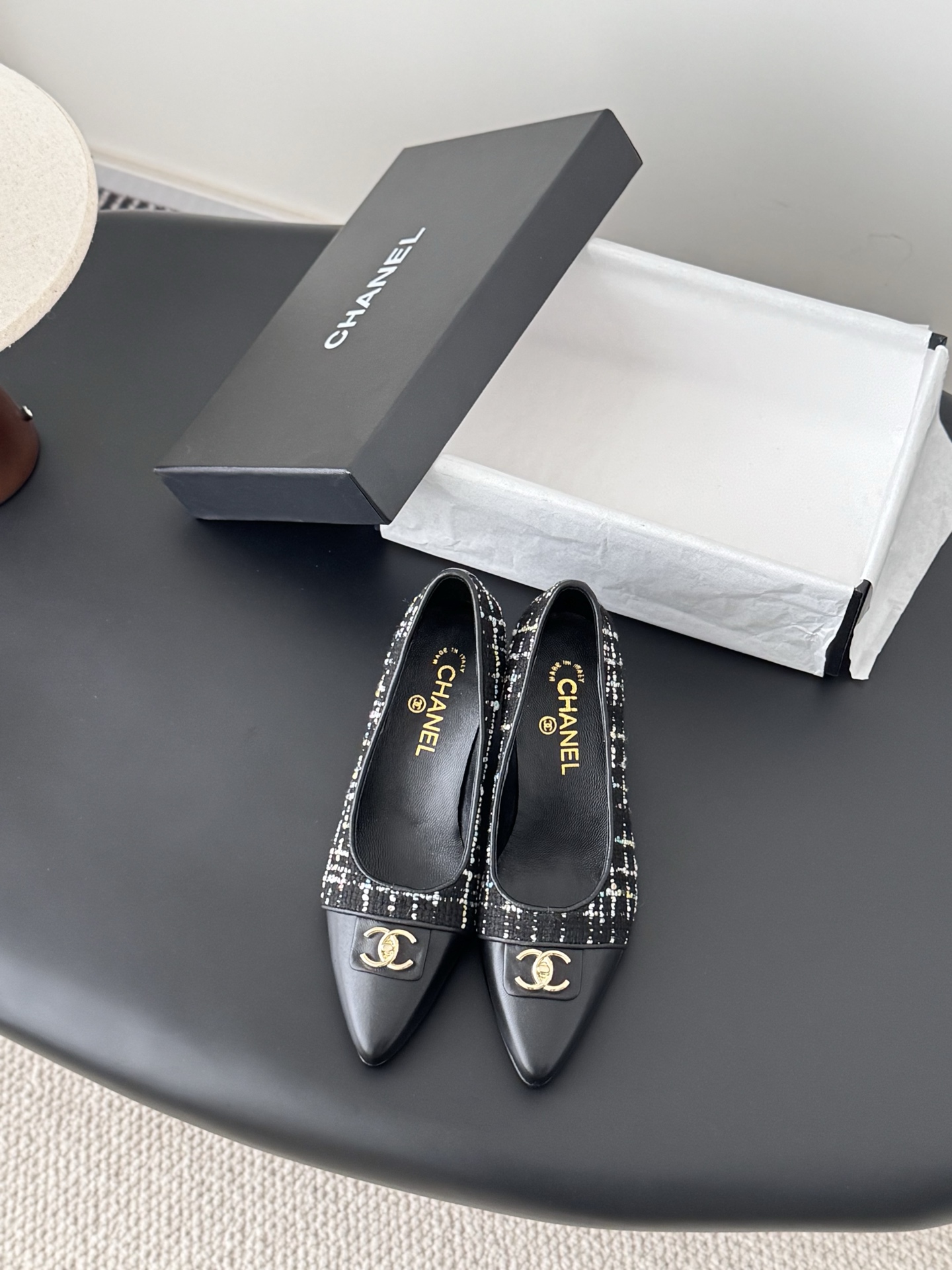 NO:692899,Chanel Vintage second-hand series of shoes, a simple but not simple model, the upper foot is particularly slim. The upper is cowhide, the lining is sheepskin, and the original outsole. Size: 35-39 Other sizes are customized, single shoes, chanel, cowhide, sheepskin19860909Chanel Vintage中古系列单鞋 简约而不简单的款,上脚特别显脚细. 鞋面牛皮,内里垫脚羊皮,原版大底. Size:35-39 其它码数定做,单鞋,chanel,cowhide,sheepskin,Women's Shoes