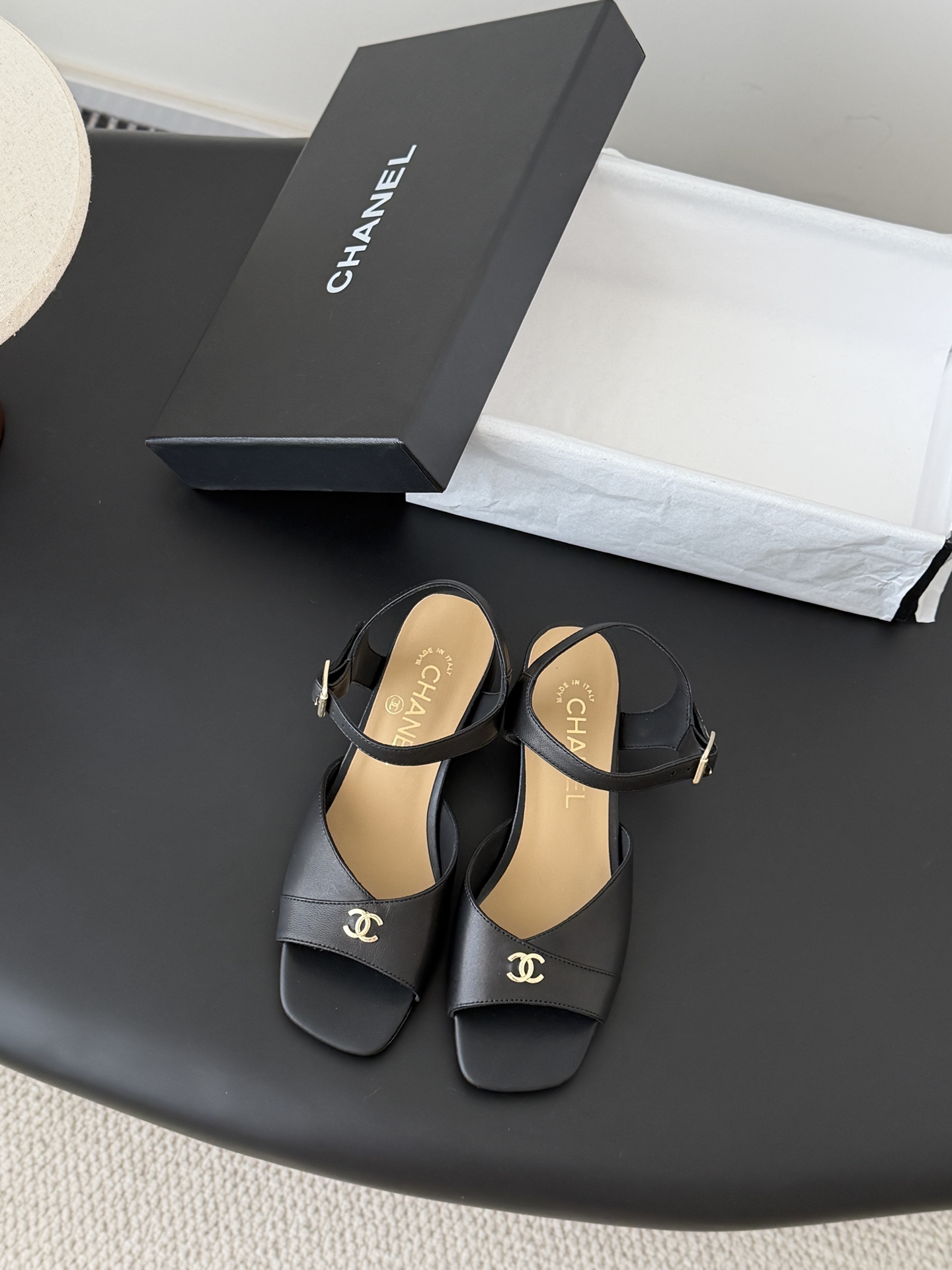 NO:695024,26 early spring catwalk style thick-heeled sandals worn by many celebrities and Internet celebrities, a versatile series popularized by domestic and foreign bloggers, a must-have for spring and summer wardrobes. Cowhide fabric + sheepskin lining + genuine leather outsole. Heel height is about 4.5cm. Size 35-41 (40.41 customization is non-returnable), high-heeled sandals, sandals, high heels, cowhide, sheepskin, Leather soles1986090926早春走秀款粗跟凉鞋 众多明星网红上脚,国内外博主刷爆的一个百搭系列,春夏衣橱搭配必备 牛皮面料+羊皮内里+真皮大底 跟高4.5cm左右 码数 35-41(40.41定制不退换）,高跟鞋凉鞋,sandals,high heels,cowhide,sheepskin,Leather soles,Women's Shoes