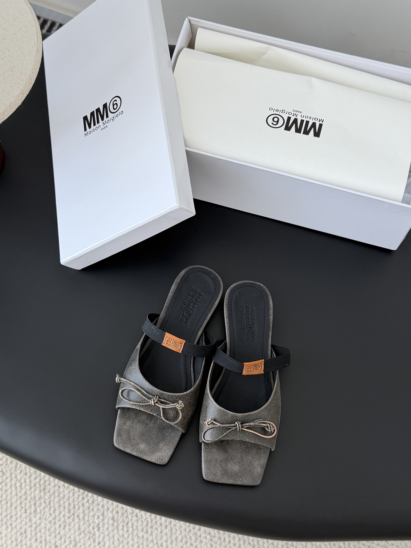 NO:695031,MM6 Margiela square-toe bow sandals Maison Margiela square-toe ballet mules, the bow on the upper is very recognizable!  The hollow back Muller design + elastic band is easy to put on and take off, fits the shape of the foot, is comfortable and fashionable, and can be easily controlled for daily commuting and leisure. The skirt can be matched as you like, elegant and casual, and you can easily get a high-level sense of relaxation!  The upper is made of cracked Napa cowhide, the sole is Italian genuine leather, the texture is perfect, the size is 35-39 (other customizations are not returnable), slippers, ballet shoes, masion margiela, masion margiela, slippers, skirts, cowhide19860909MM6马吉拉方头蝴蝶结凉拖 Maison Margiela方头芭蕾穆勒鞋,鞋面蝴蝶结超有辨识度！后空穆勒设计+弹力带,穿脱方便,贴合脚型,舒适又时髦,日常通勤、休闲都能轻松驾驭,裙装随心搭配,优雅又随性,轻松get高级松弛感！ 鞋面爆裂纹Napa牛皮 鞋底意大利真皮,质感满分, 码数35-39（其他定制不退换）,拖鞋芭蕾舞鞋,masion margiela,masion margiela,slippers,skirts,cowhide,Women's Shoes