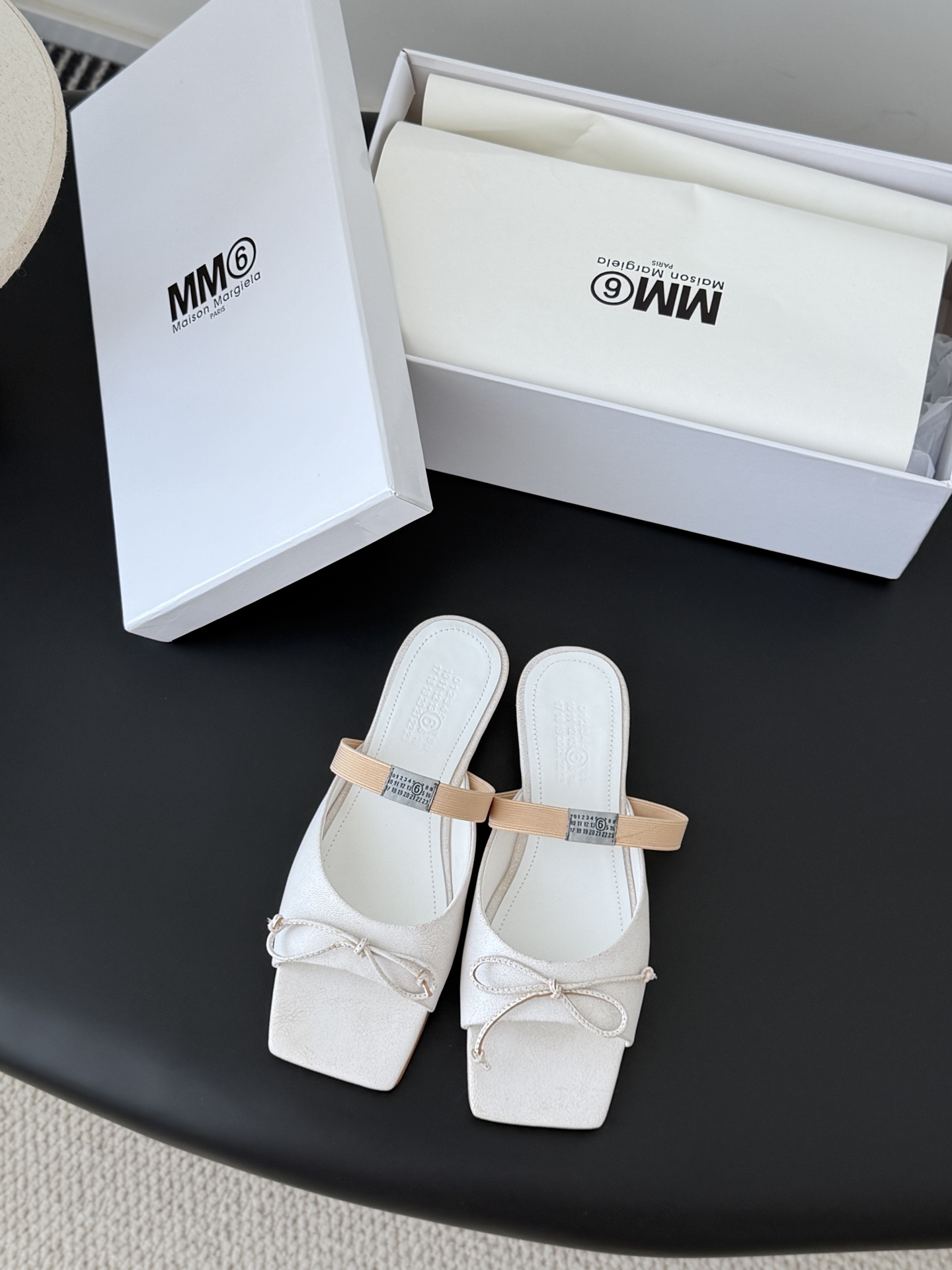 NO:695033,MM6 Margiela square-toe bow sandals Maison Margiela square-toe ballet mules, the bow on the upper is very recognizable!  The hollow back Muller design + elastic band is easy to put on and take off, fits the shape of the foot, is comfortable and fashionable, and can be easily controlled for daily commuting and leisure. The skirt can be matched as you like, elegant and casual, and you can easily get a high-level sense of relaxation!  The upper is made of cracked Napa cowhide, the sole is Italian leather, the texture is perfect, the size is 35-39 (other customizations are non-returnable), slippers, ballet shoes, masion margiela, masion margiela, slippers, skirts, cowhide19860909MM6马吉拉方头蝴蝶结凉拖 Maison Margiela方头芭蕾穆勒鞋,鞋面蝴蝶结超有辨识度！后空穆勒设计+弹力带,穿脱方便,贴合脚型,舒适又时髦,日常通勤、休闲都能轻松驾驭,裙装随心搭配,优雅又随性,轻松get高级松弛感！ 鞋面爆裂纹Napa牛皮 鞋底意大利真皮,质感满分 码数35-39（其他定制不退换）,拖鞋芭蕾舞鞋,masion margiela,masion margiela,slippers,skirts,cowhide,Women's Shoes