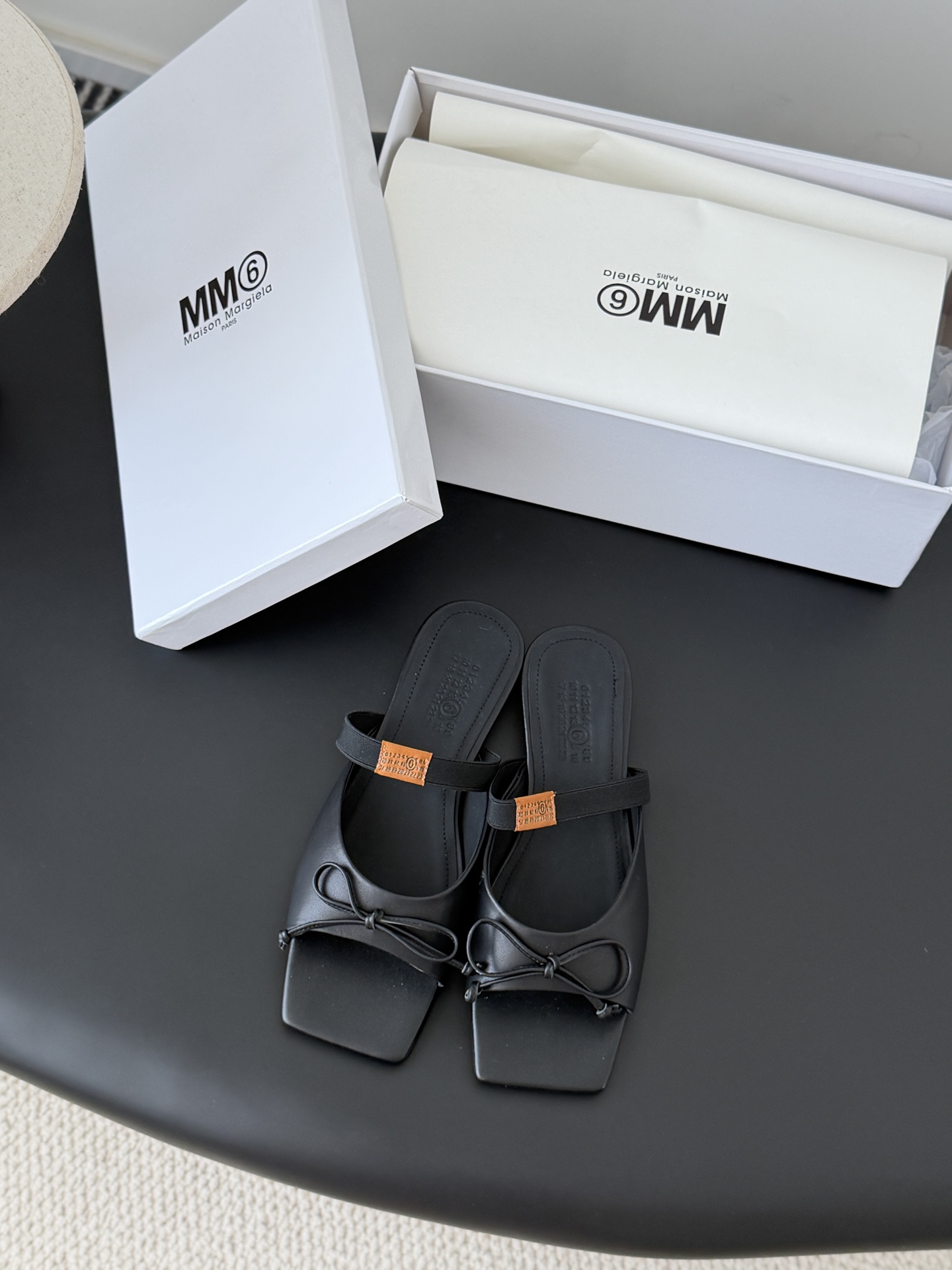 NO:695038,MM6 Margiela square-toe bow sandals Maison Margiela square-toe ballet mules, the bow on the upper is very recognizable!  The hollow back Muller design + elastic band is easy to put on and take off, fits the shape of the foot, is comfortable and fashionable, and can be easily controlled for daily commuting and leisure. The skirt can be matched as you like, elegant and casual, and you can easily get a high-level sense of relaxation!  The upper is made of cracked Napa cowhide, the sole is Italian genuine leather, the texture is perfect, the size is 35-39 (other customizations are not returnable), slippers, ballet shoes, masion margiela, masion margiela, slippers, skirts, cowhide19860909MM6马吉拉方头蝴蝶结凉拖 Maison Margiela方头芭蕾穆勒鞋,鞋面蝴蝶结超有辨识度！后空穆勒设计+弹力带,穿脱方便,贴合脚型,舒适又时髦,日常通勤、休闲都能轻松驾驭,裙装随心搭配,优雅又随性,轻松get高级松弛感！ 鞋面爆裂纹Napa牛皮 鞋底意大利真皮,质感满分, 码数35-39（其他定制不退换）,拖鞋芭蕾舞鞋,masion margiela,masion margiela,slippers,skirts,cowhide,Women's Shoes