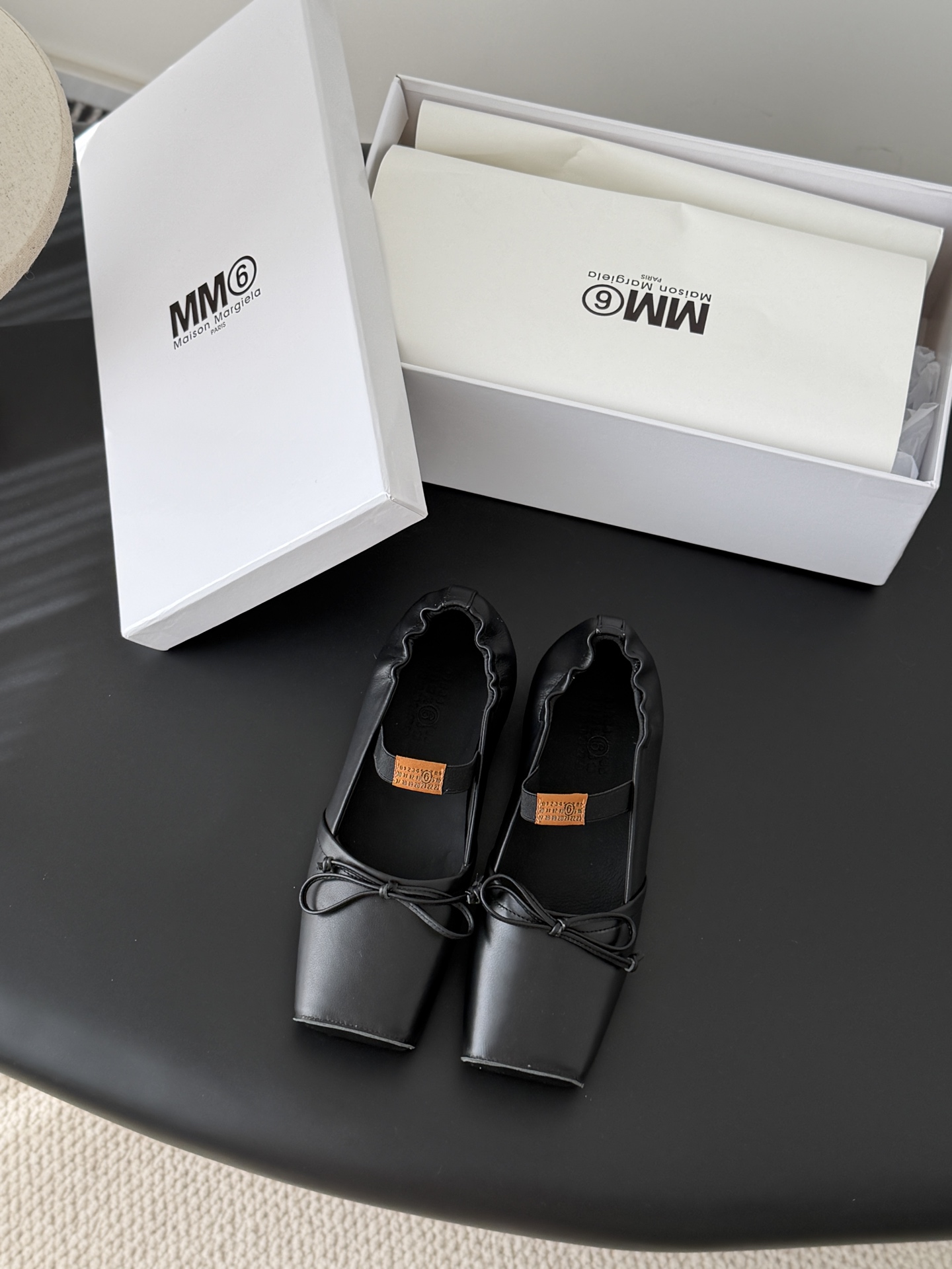 NO:695048,MM6 Margiela Square Toe Bow Shoes Maison Margiela Square Toe Ballet Mule Shoes, the bow on the upper is very recognizable!  Muller design + elastic band, easy to put on and take off, fits the shape of the foot, comfortable and fashionable, can be easily controlled for daily commuting and leisure, the skirt can be matched as you like, elegant and casual, and you can easily get a high-level sense of relaxation!  The upper is made of cracked Napa cowhide, the sole is Italian leather, the texture is perfect, the size is 35-39 (other customizations are non-returnable), slippers, ballet shoes, masion margiela, masion margiela, slippers, skirts, cowhide19860909MM6马吉拉方头蝴蝶结单鞋 Maison Margiela方头芭蕾穆勒单鞋,鞋面蝴蝶结超有辨识度！穆勒设计+弹力带,穿脱方便,贴合脚型,舒适又时髦,日常通勤、休闲都能轻松驾驭,裙装随心搭配,优雅又随性,轻松get高级松弛感！ 鞋面爆裂纹Napa牛皮 鞋底意大利真皮,质感满分 码数35-39（其他定制不退换）,拖鞋芭蕾舞鞋,masion margiela,masion margiela,slippers,skirts,cowhide,Women's Shoes