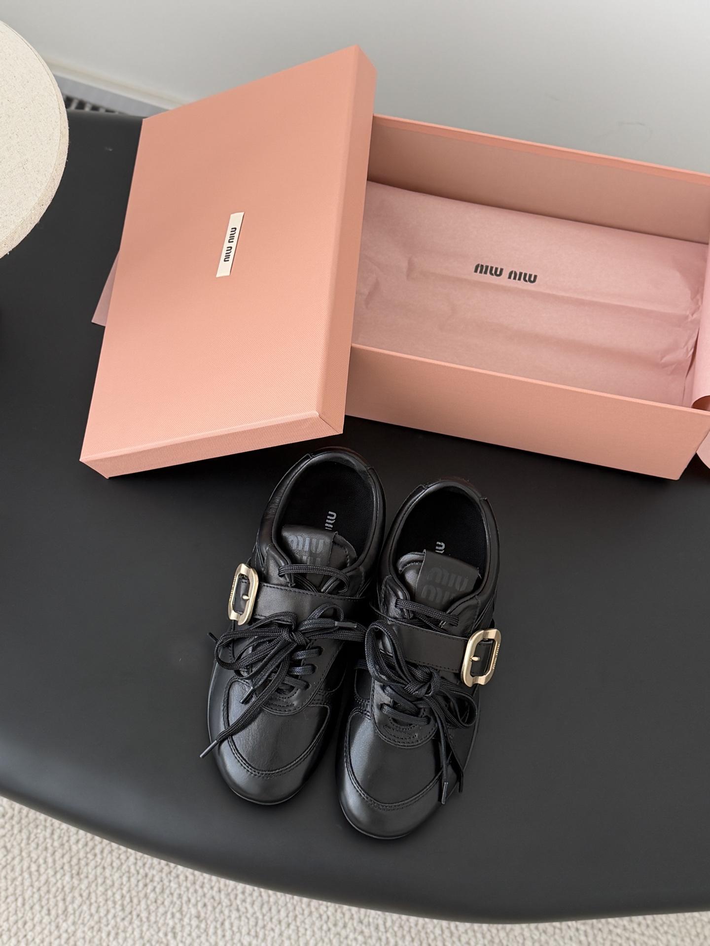 NO:695015,MiuMiu's new catwalk style casual sneakers are based on classic retro shoe styles. Textured leather outlines smooth lines. Retro contour metal buckles and shoelace designs are cleverly integrated. Imported polished cowhide + lining cowhide. Original molded outsole. Size 35-40 (other sizes are not returnable for customization), casual shoes/sneakers, miumiu, sneakers, cowhide19860909MiuMiu 新款走秀款休闲运动鞋 以经典复古鞋型为蓝本 质感皮革勾勒流畅线条 复古轮廓金属扣与鞋带设计巧妙融合 进口擦色牛皮+内里牛皮 原版开模大底 码数35-40（其他码数定制不退换）,休闲鞋/运动鞋,miumiu,sneakers,cowhide,Women's Shoes