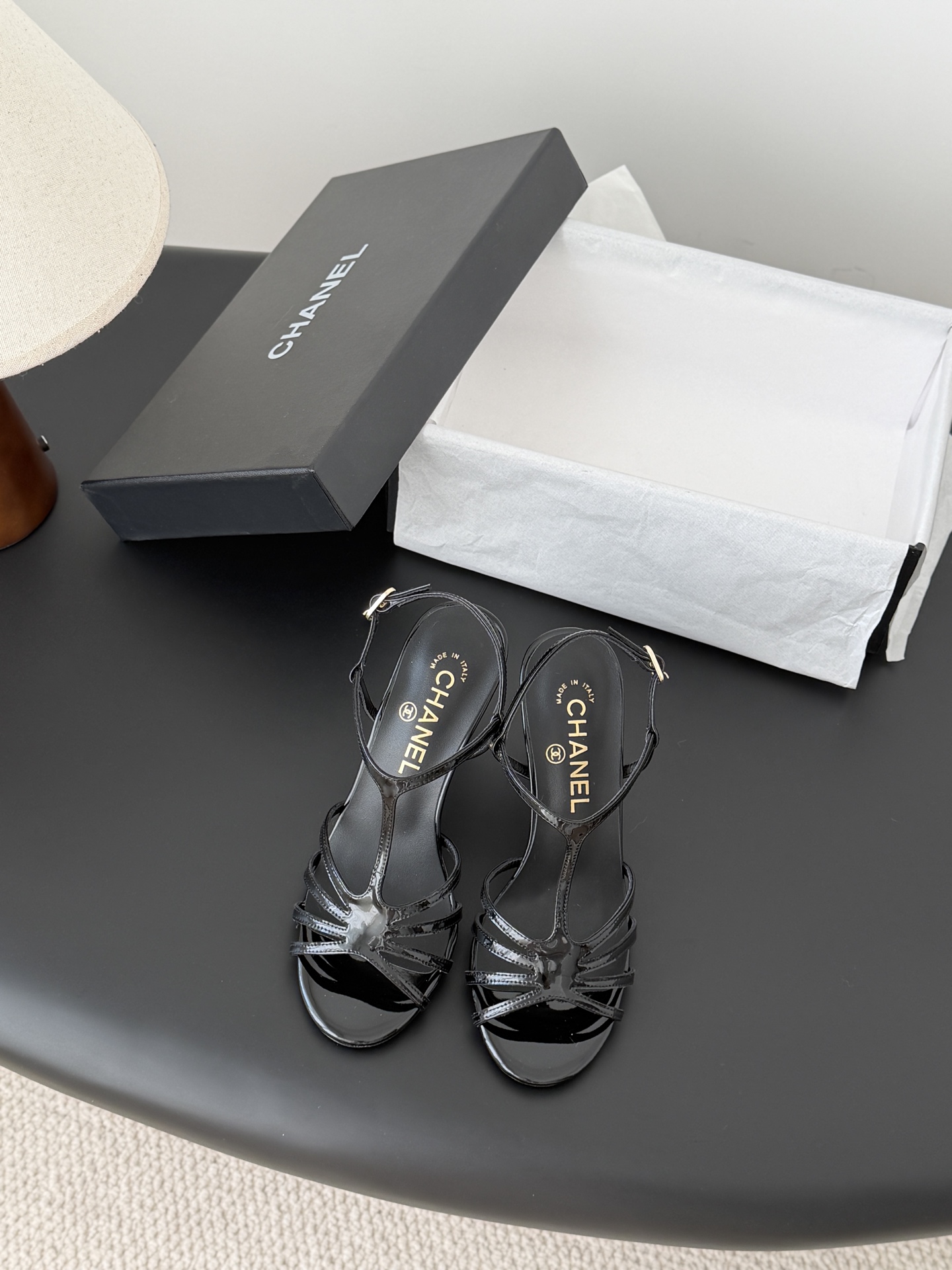 NO:695012,26A spring and summer new Chanel pearl heel Roman high heel sandals, comfortable on the feet!  Super pretty and versatile on the feet!  Very ladylike style, a must-have for summer travel. Size: 35-39 (other sizes are not returnable), high heels and sandals, chanel, sandals, high heels1986090926A春夏新款Chanel珍珠跟罗马高跟凉鞋 脚感舒适！上脚超级仙美又百搭！ 非常的名媛风,夏天旅游必备款 Size:35-39（其他码数定做不退换）,高跟鞋凉鞋,chanel,sandals,high heels,Women's Shoes